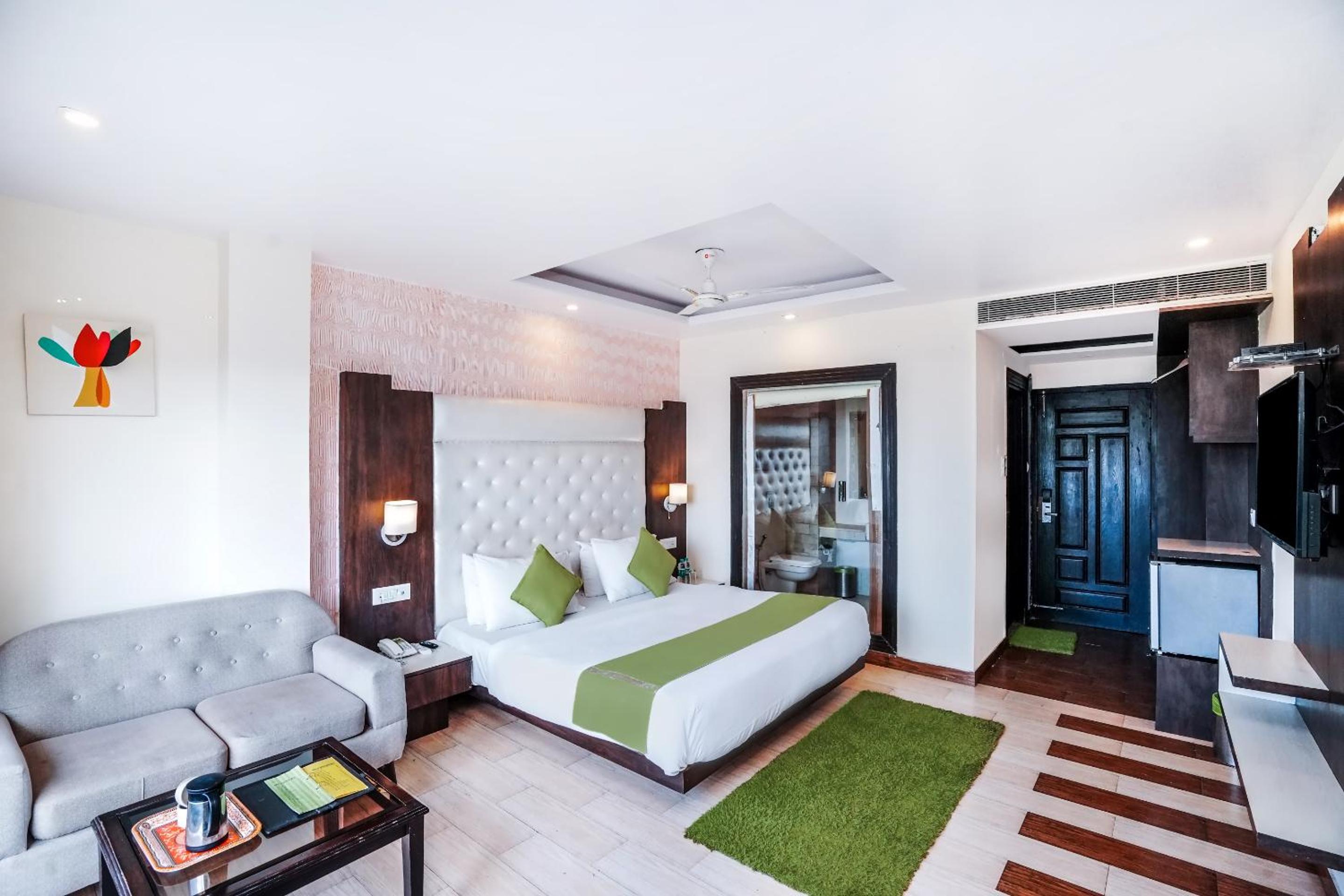 King Room with Balcony photo 1