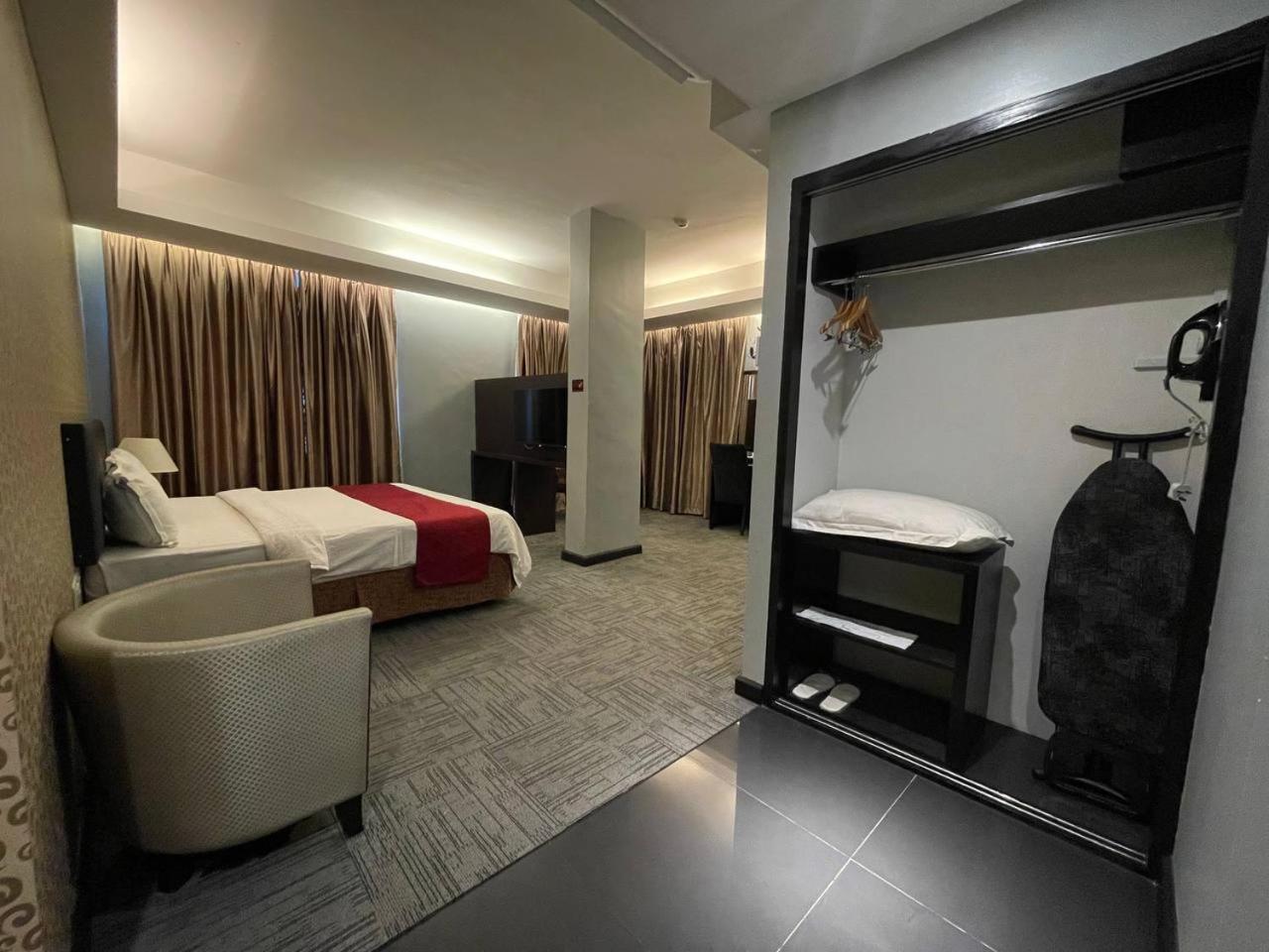 Executive Suite - Photo 2