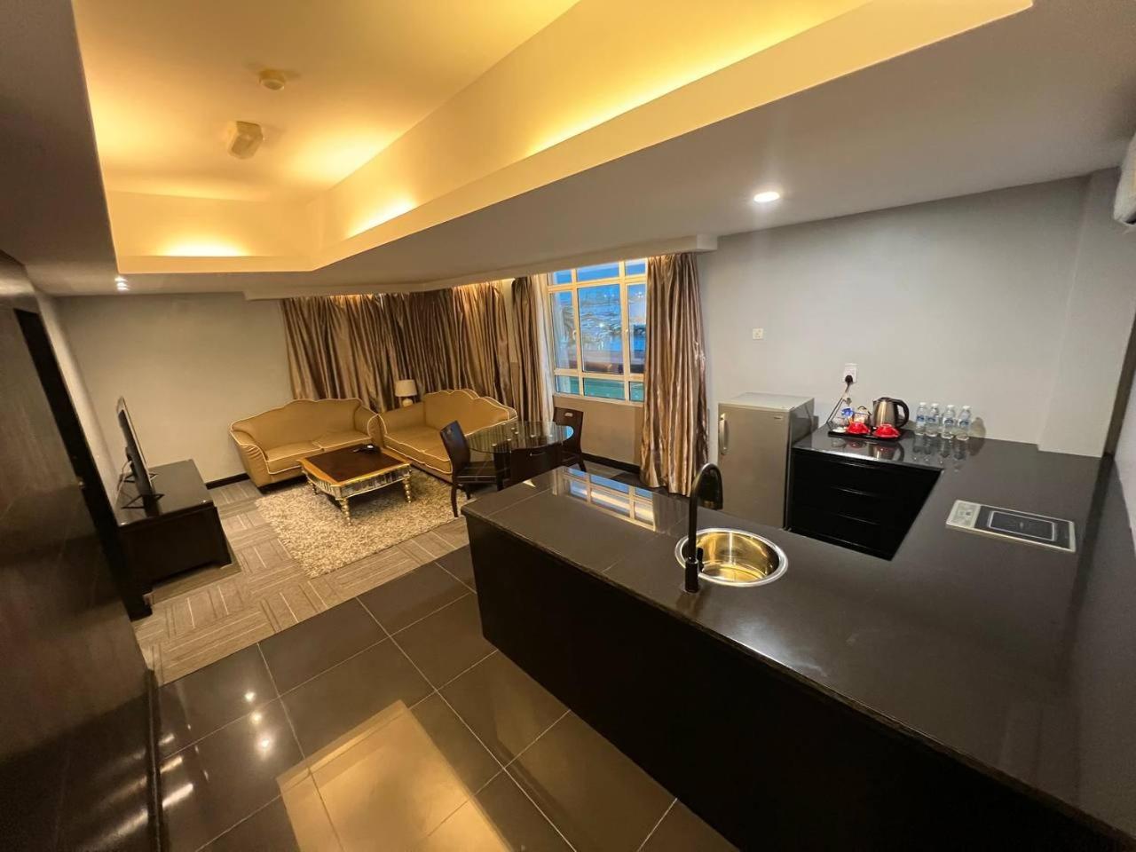 Deluxe King Suite