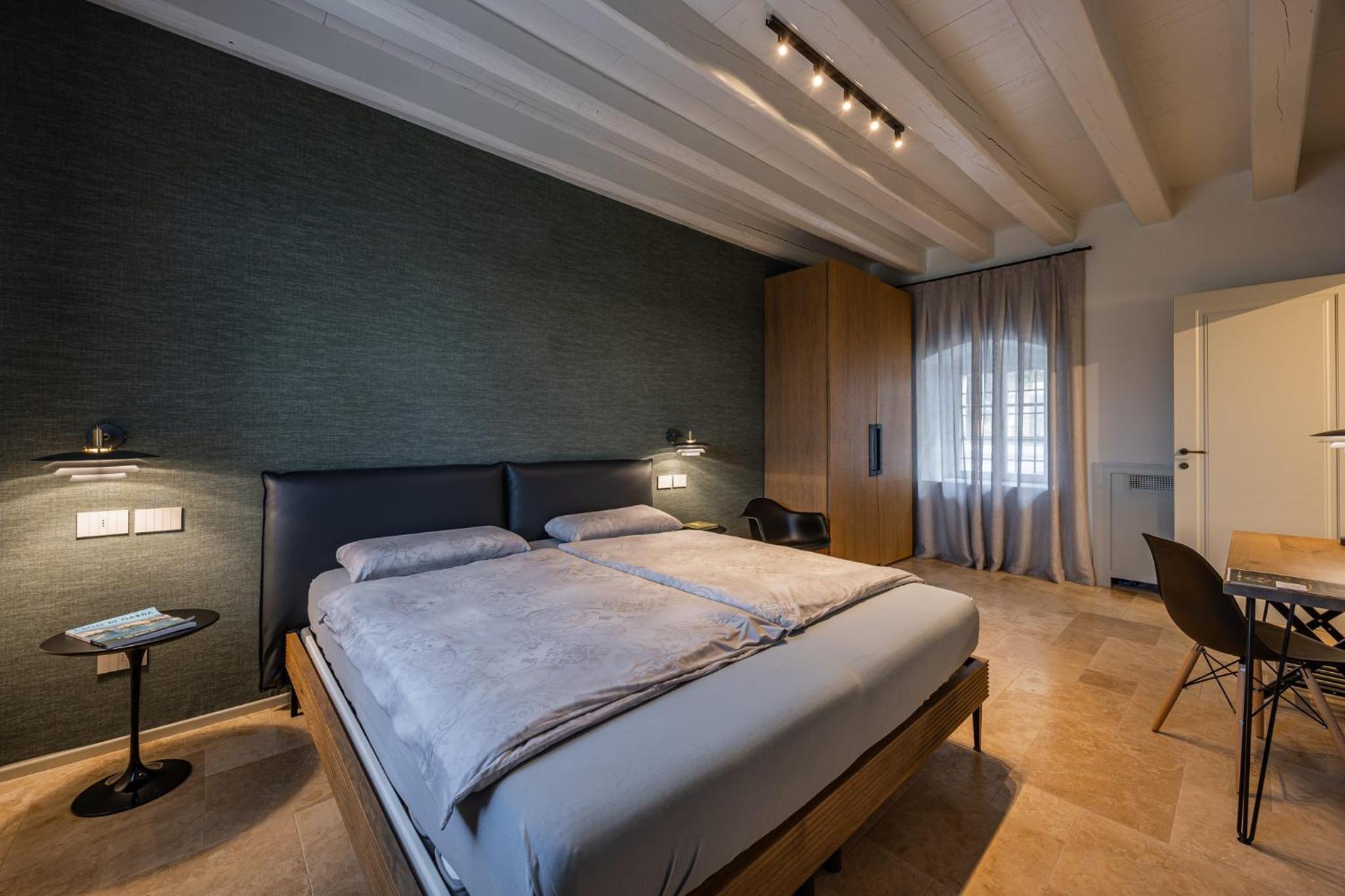 Superior One-Bedroom Apartment