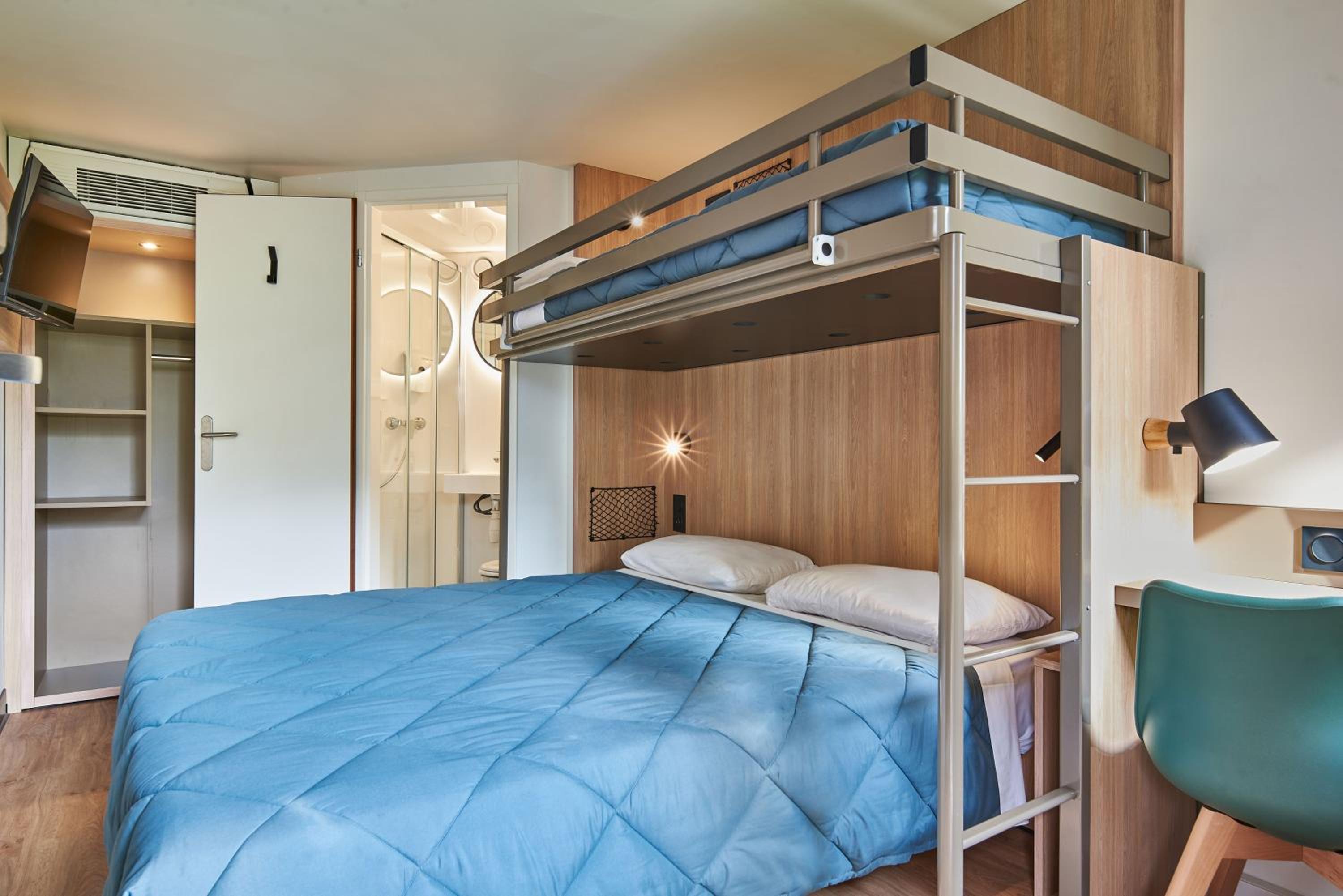 Standard Room - 1 Queen Bed 1 Single Bed - Photo 3