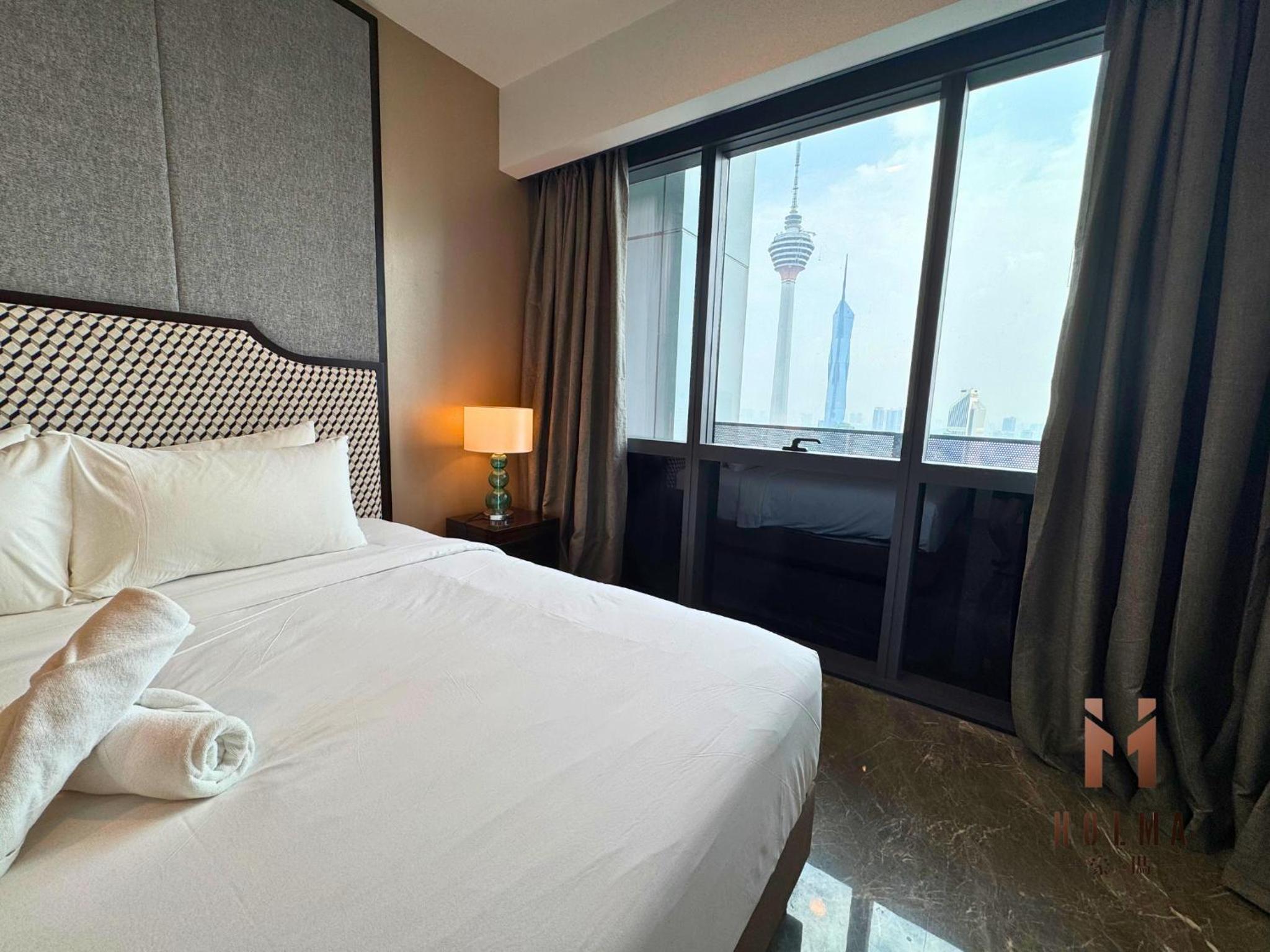 Two-Bedroom Deluxe Apartment with Balcony