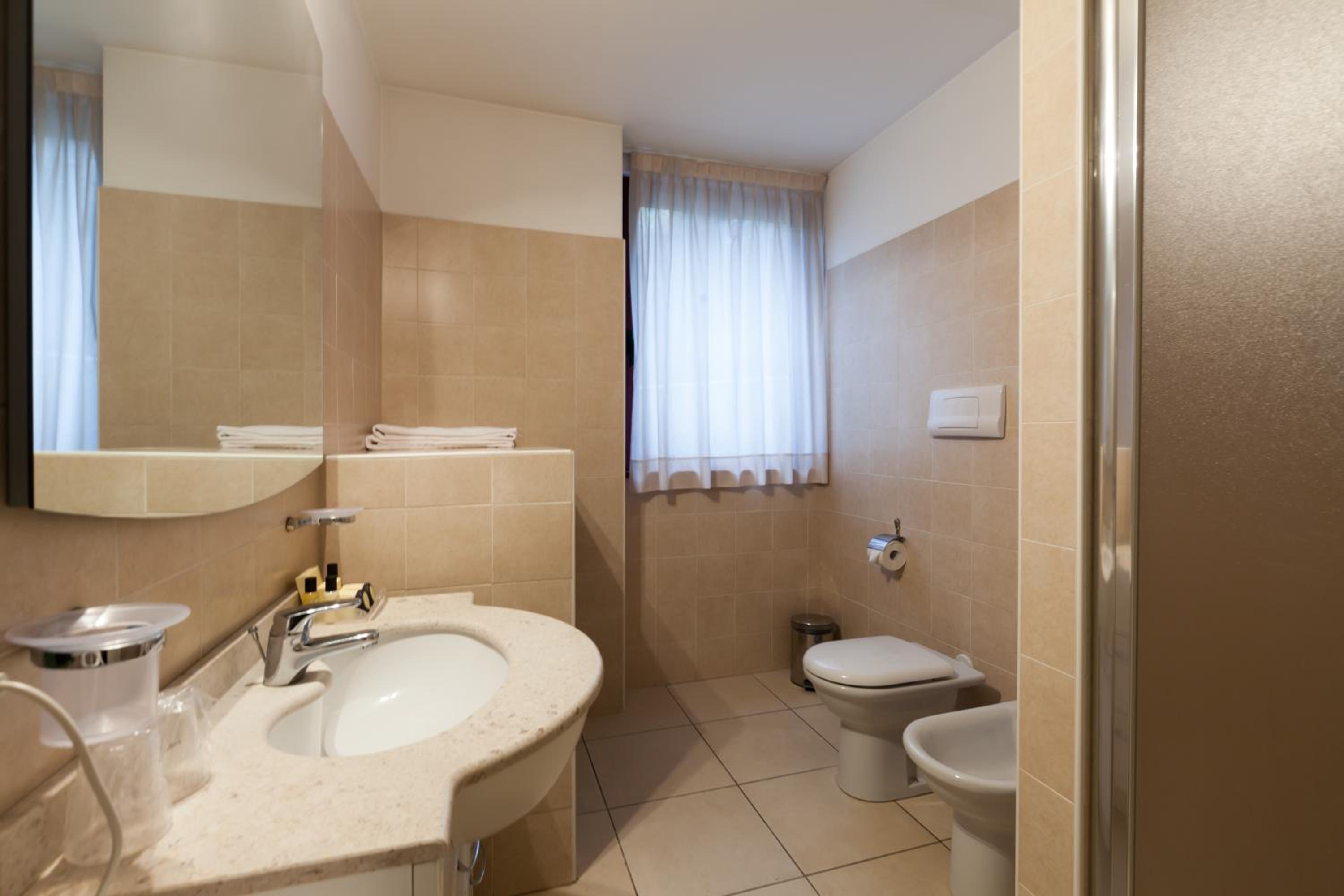 Double Room with Lake View - Photo 7