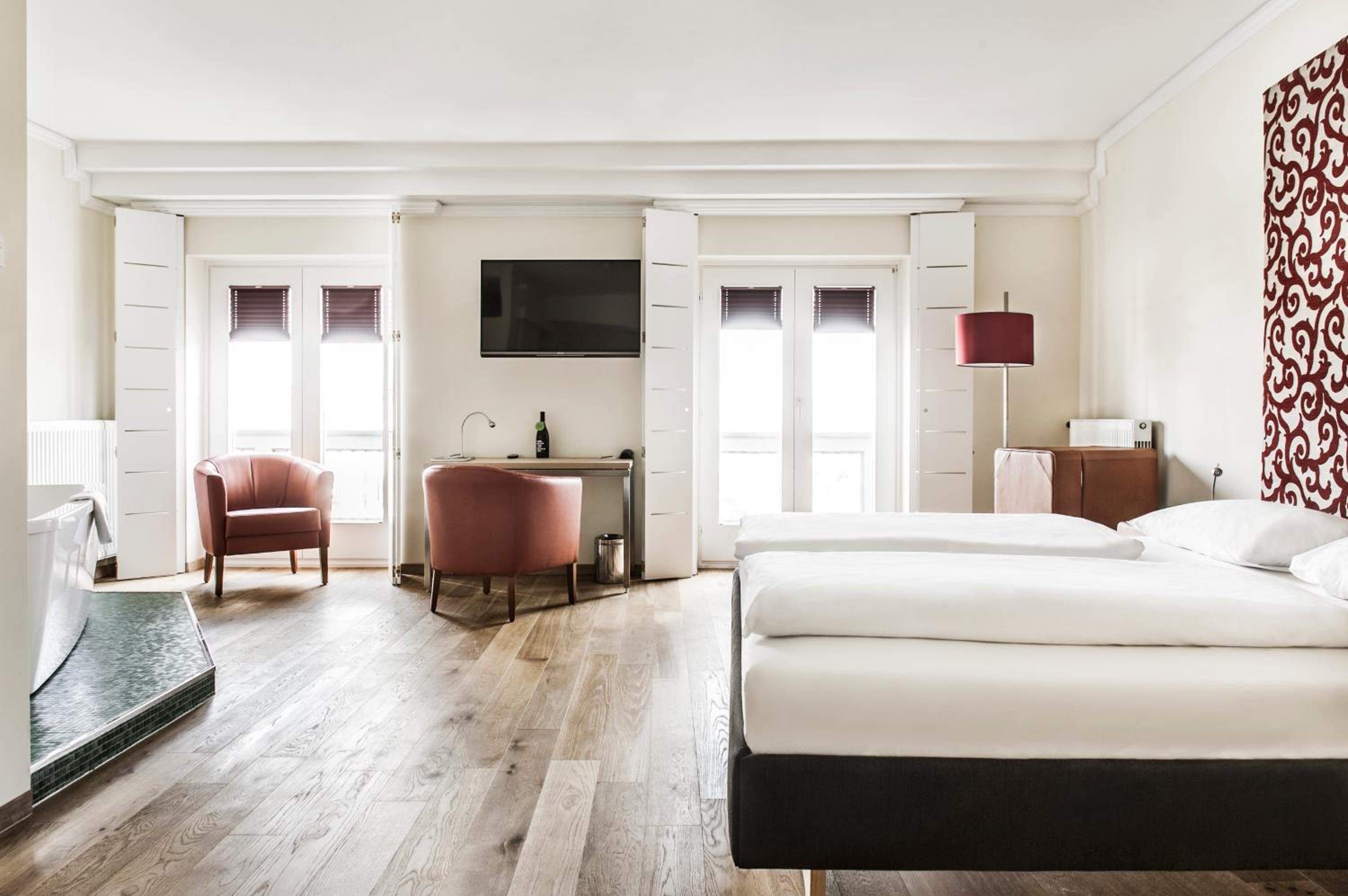 Deluxe Junior Suite photo 3