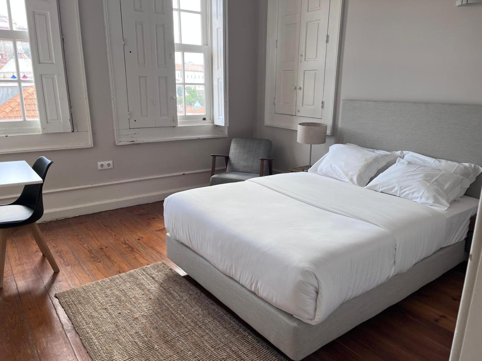 Deluxe One-Bedroom Apartment with City View - Photo 2