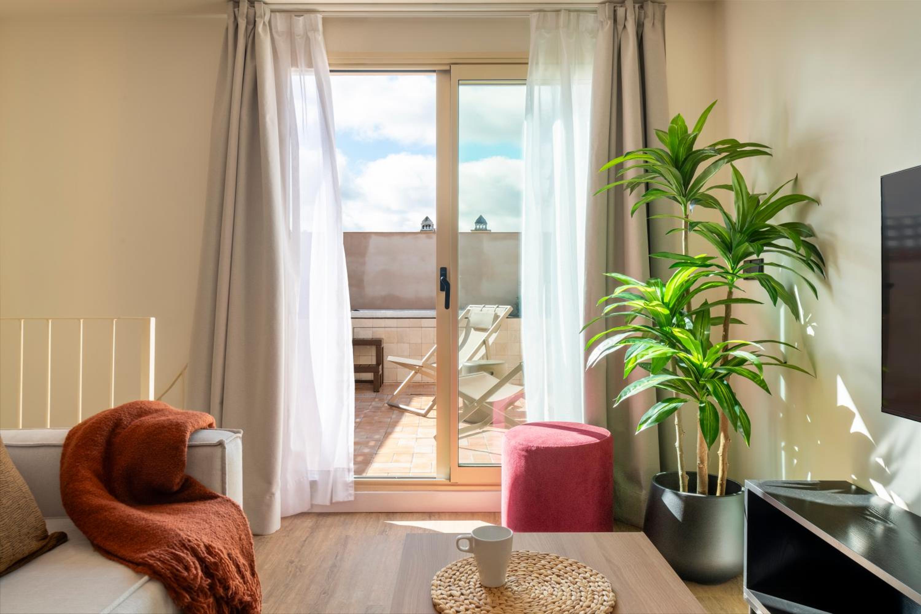 One-Bedroom Apartment with Rooftop Spa Bath
