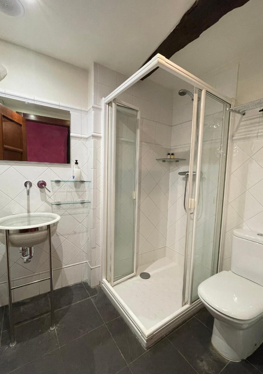 Twin Room with Private Bathroom photo 3