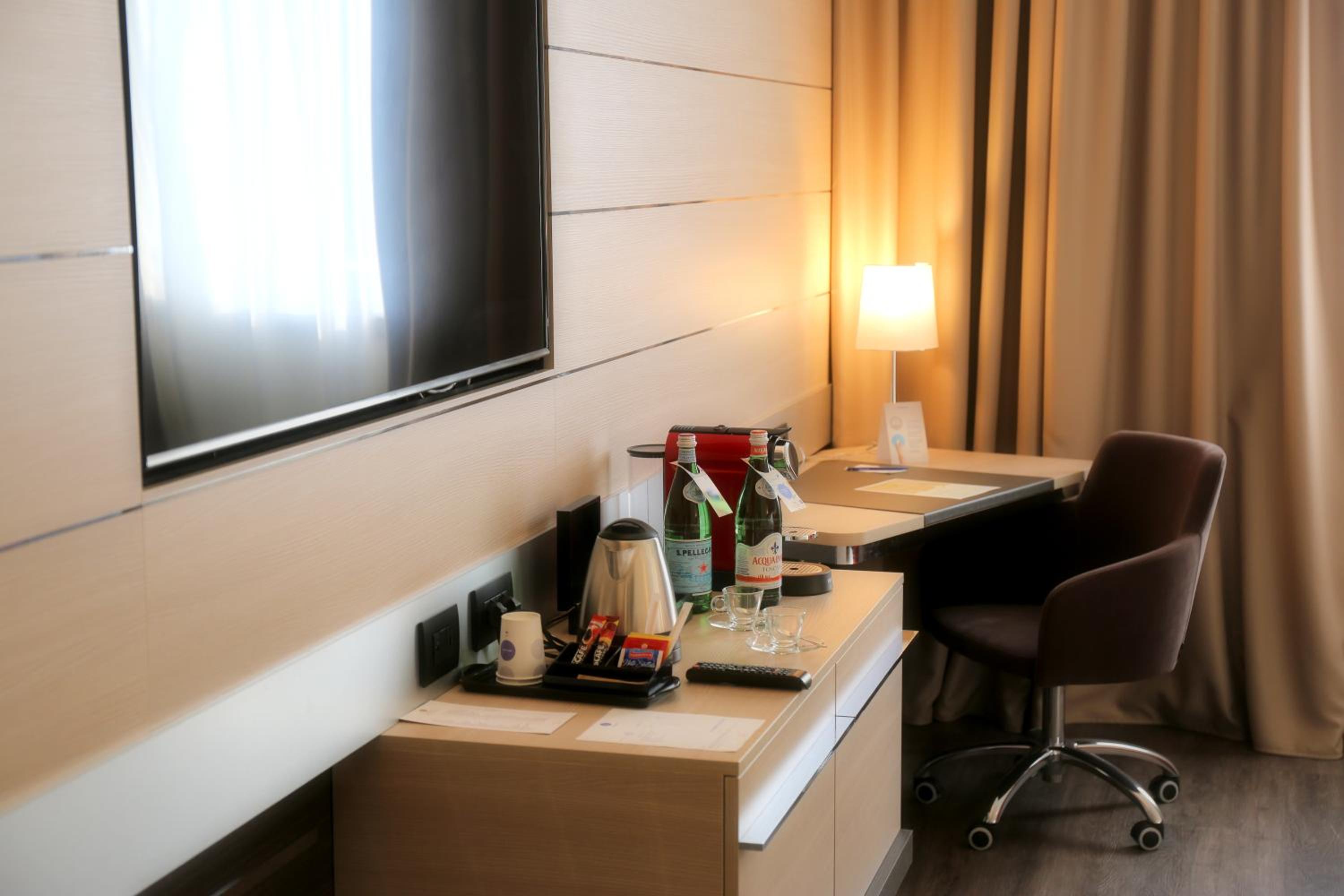 Executive Double Room with Sofa Bed - Photo 4