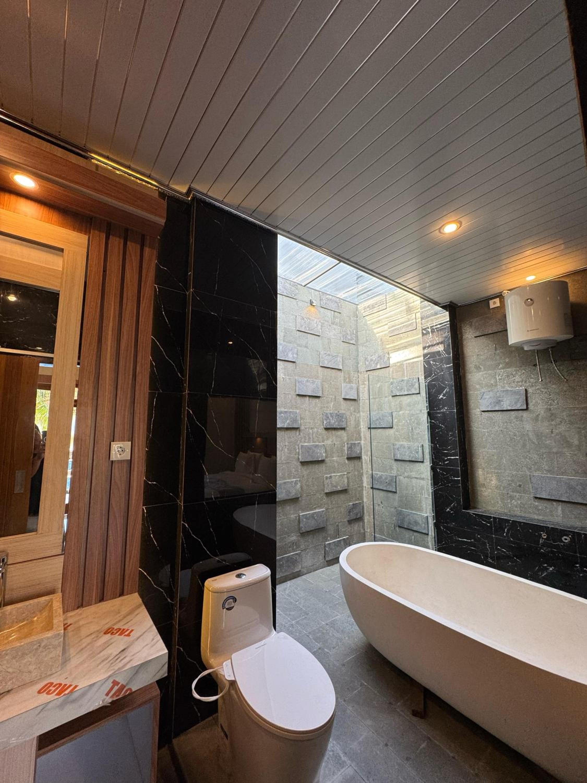 Deluxe Double Room with Bath - Photo 5