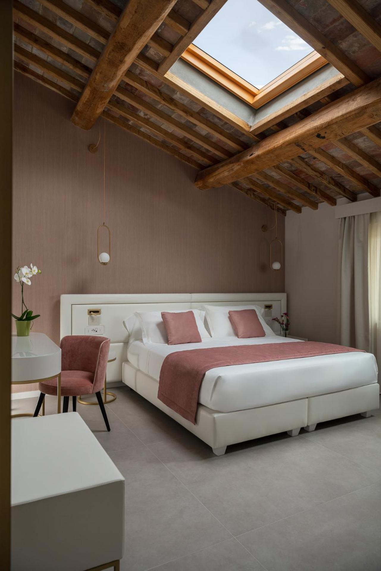 Suite with Spa Bath photo 2