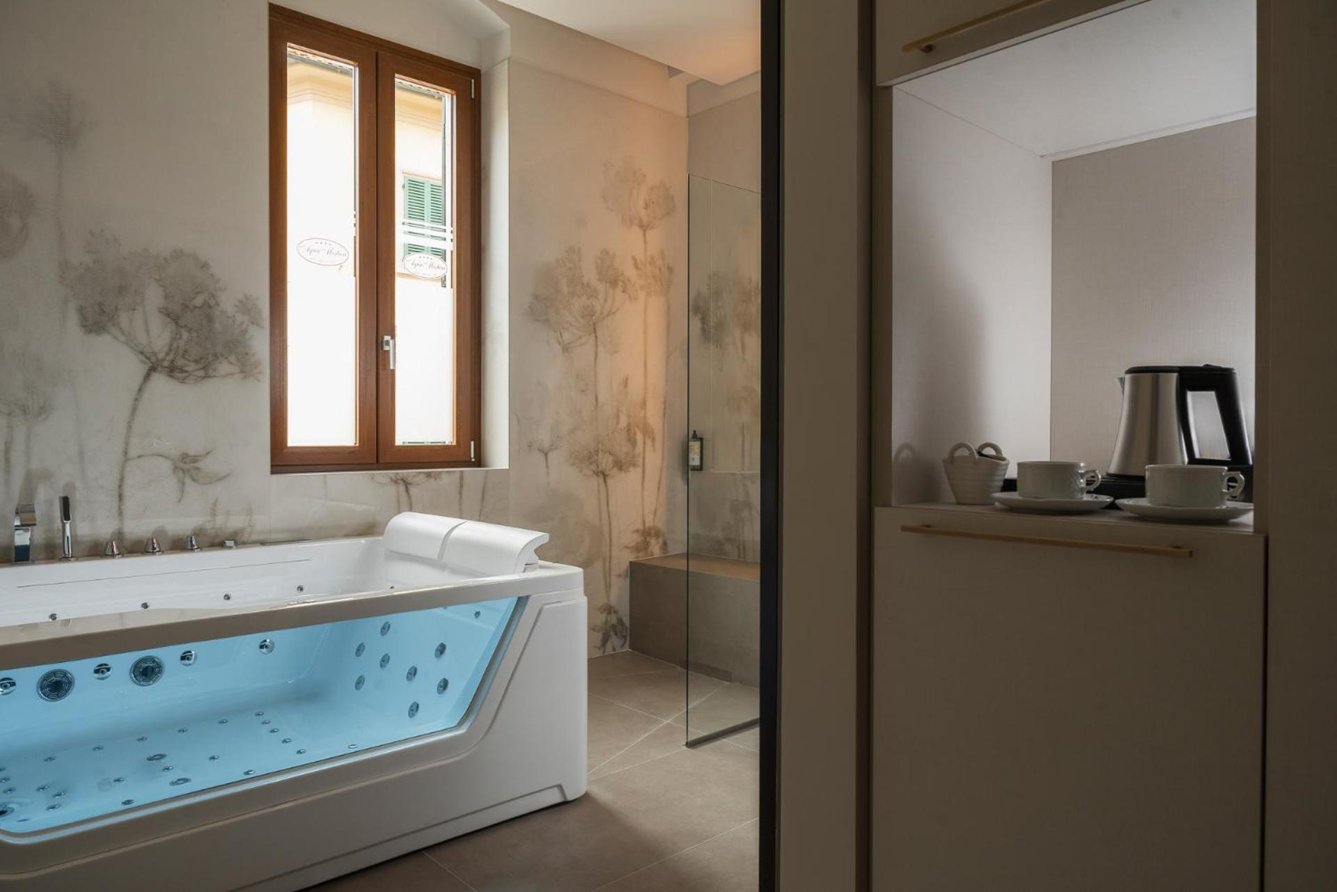 Suite with Spa Bath photo 3