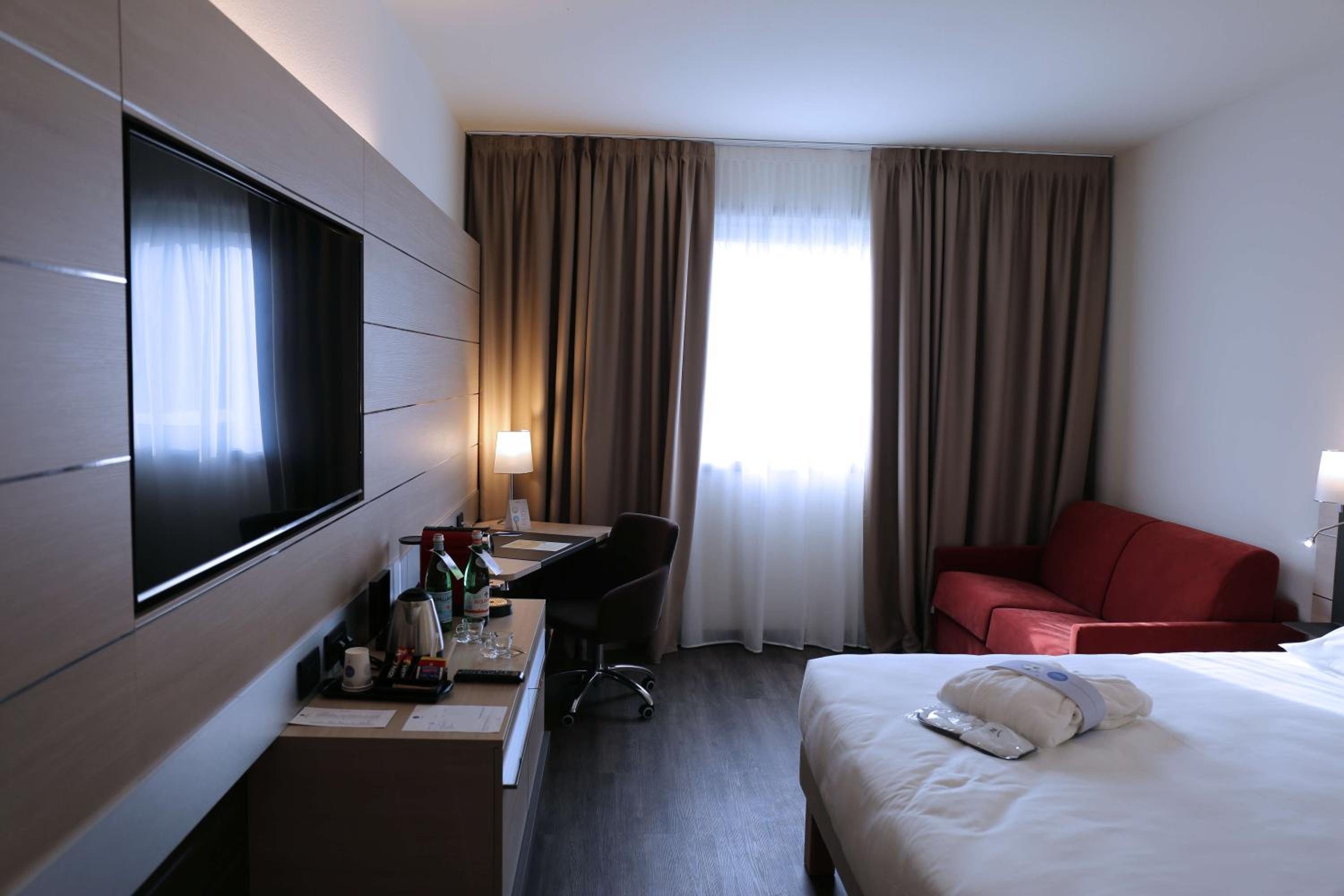 Executive Double Room with Sofa Bed - Photo 5