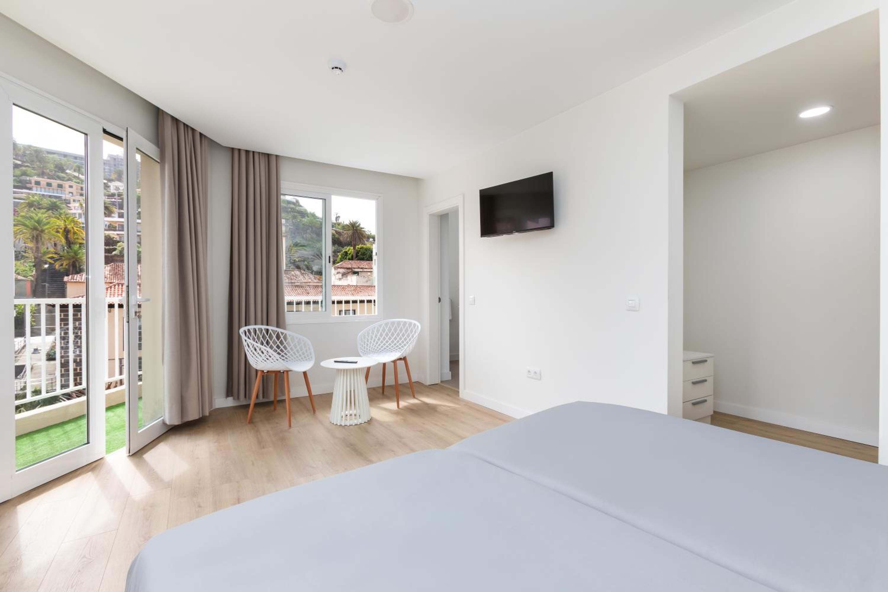 Triple Room with Balcony thumbnail 6