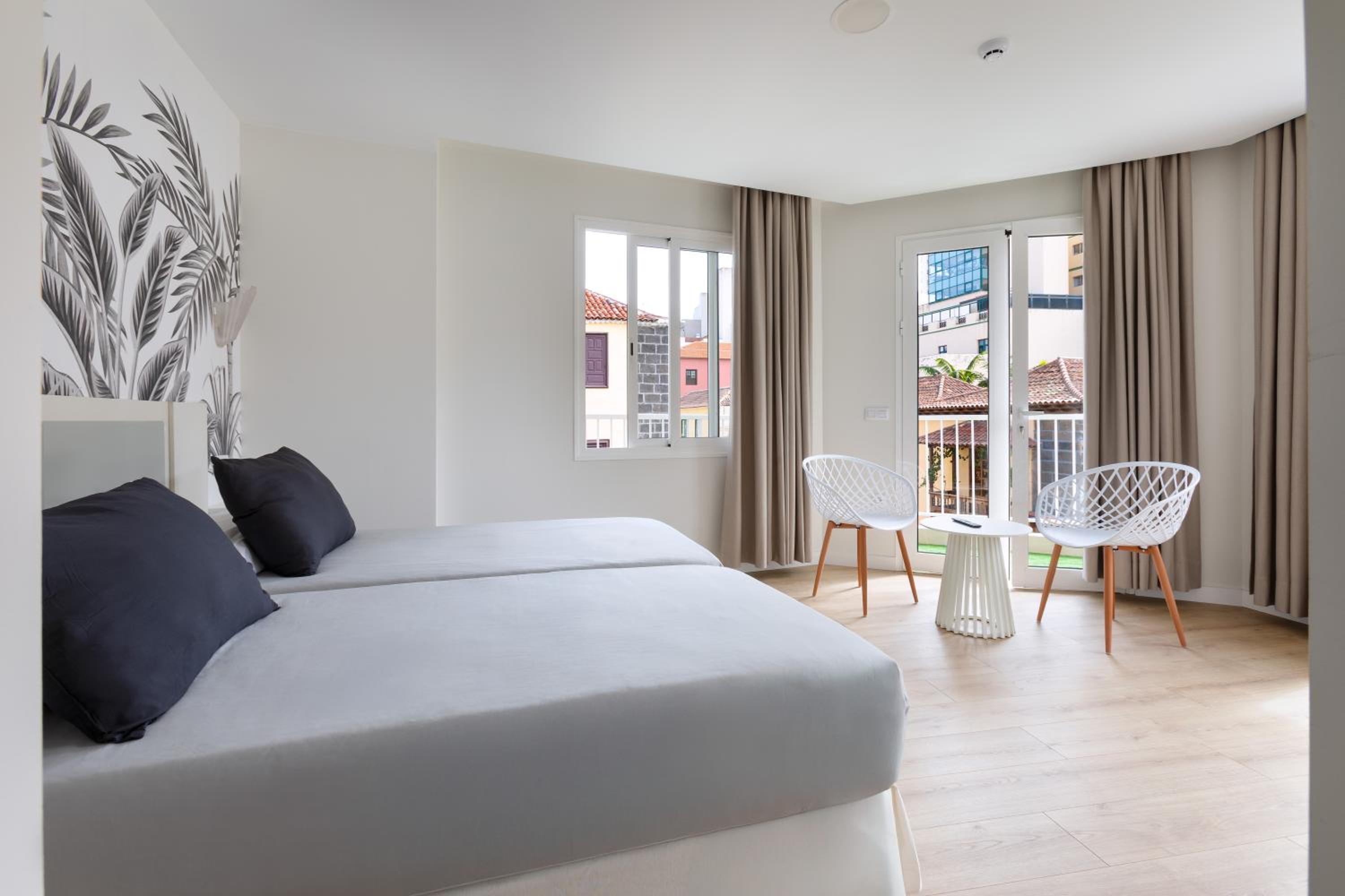 Triple Room with Balcony thumbnail 5
