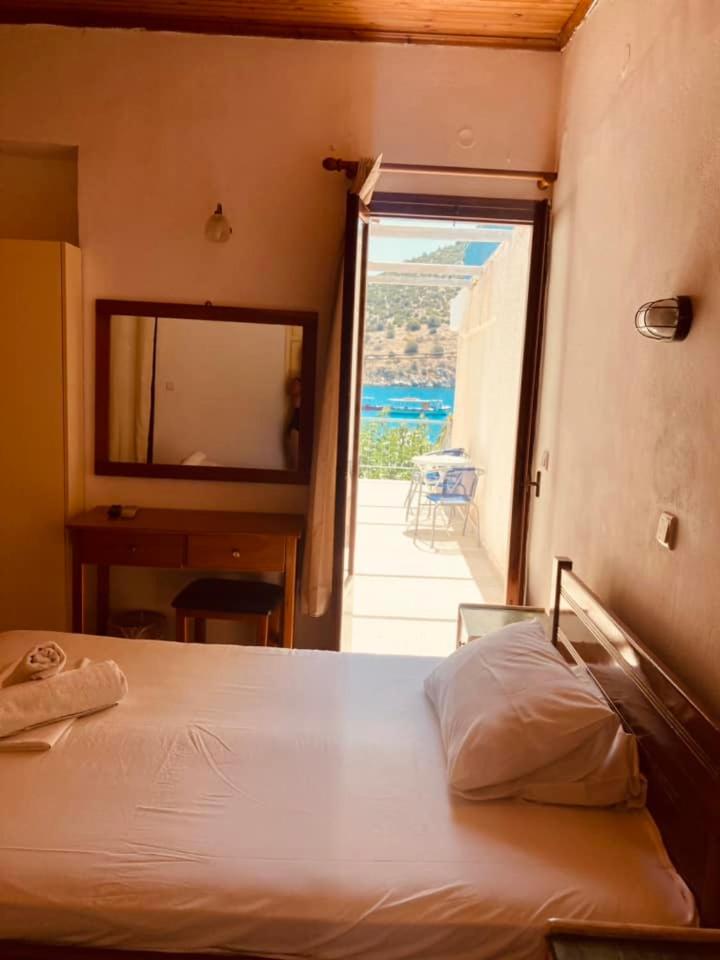 Family Room with Garden View