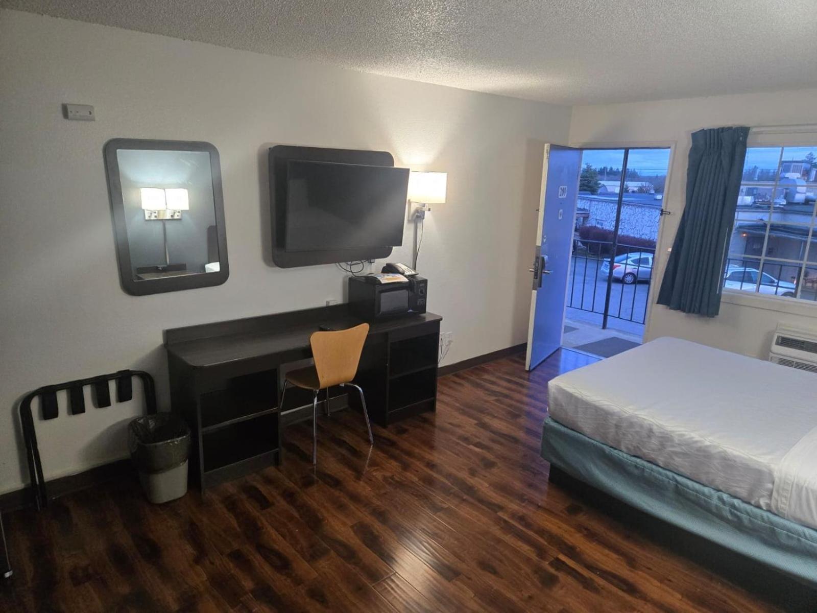 Queen Bed Studio with kitchenette Non-Smoking photo 1