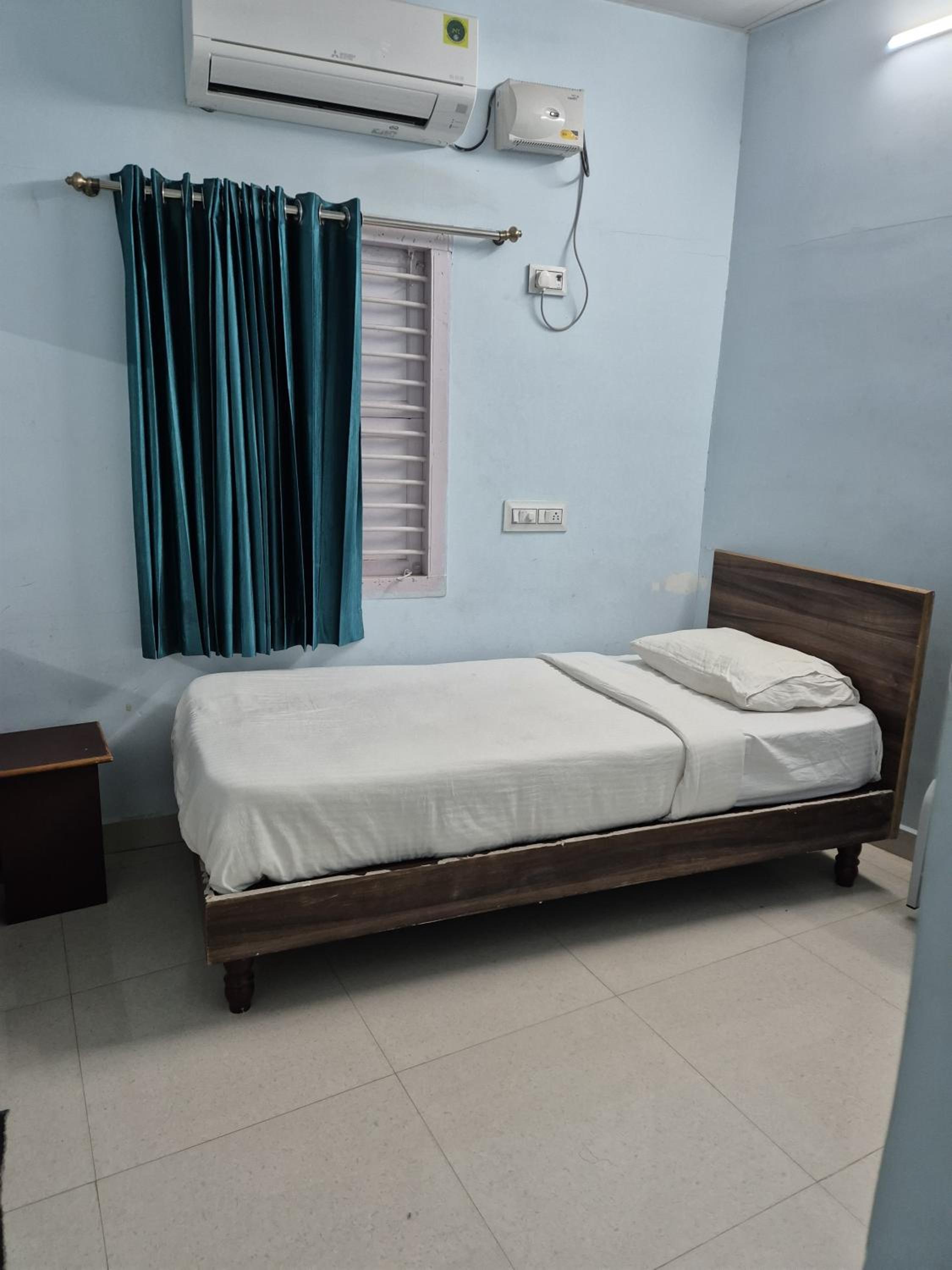 Budget Single Room photo 3