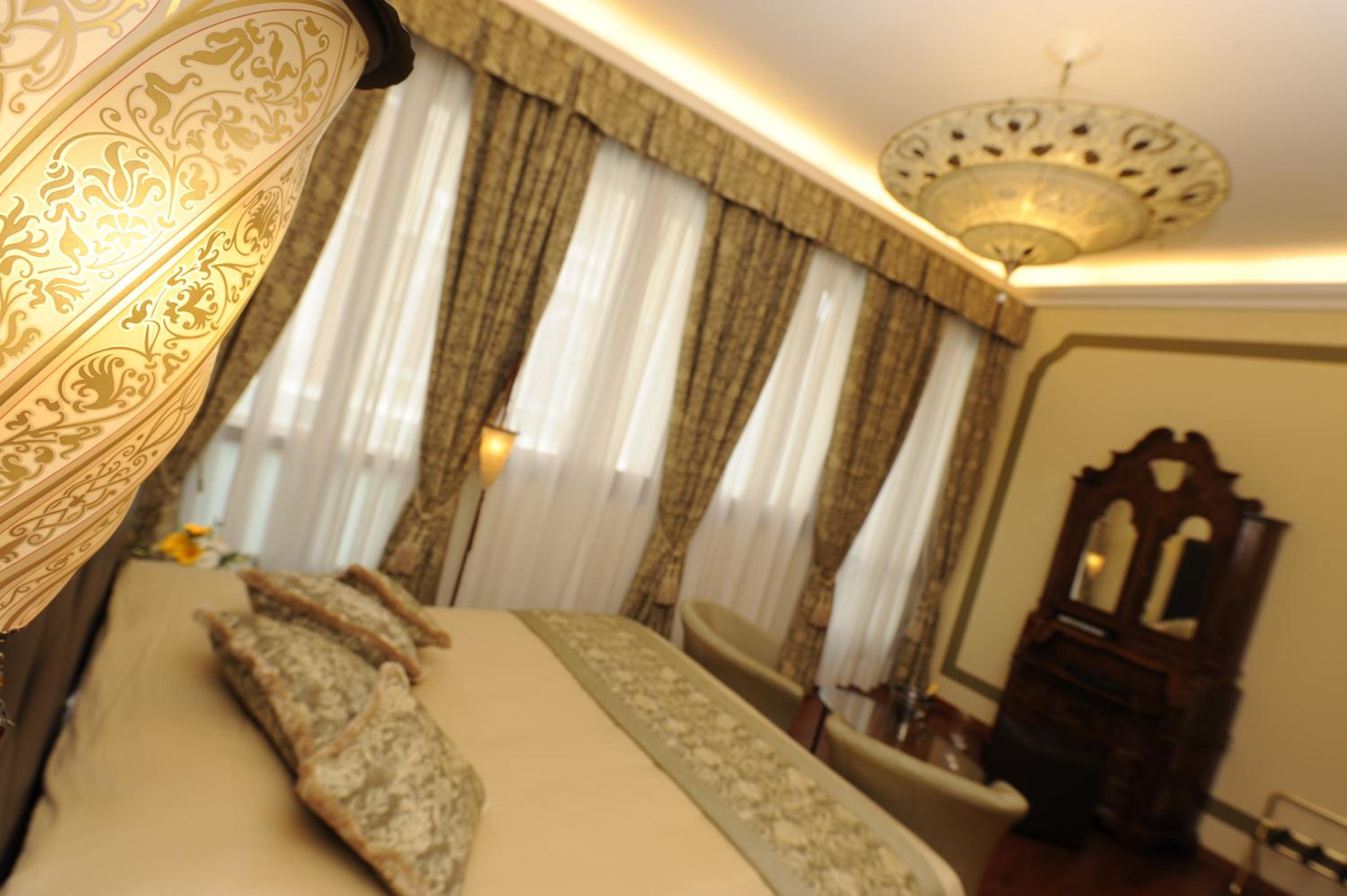 Deluxe Double Room thumbnail 5