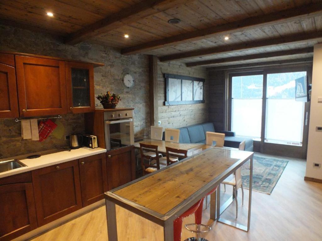 Two-Bedroom Deluxe Apartment - Photo 23