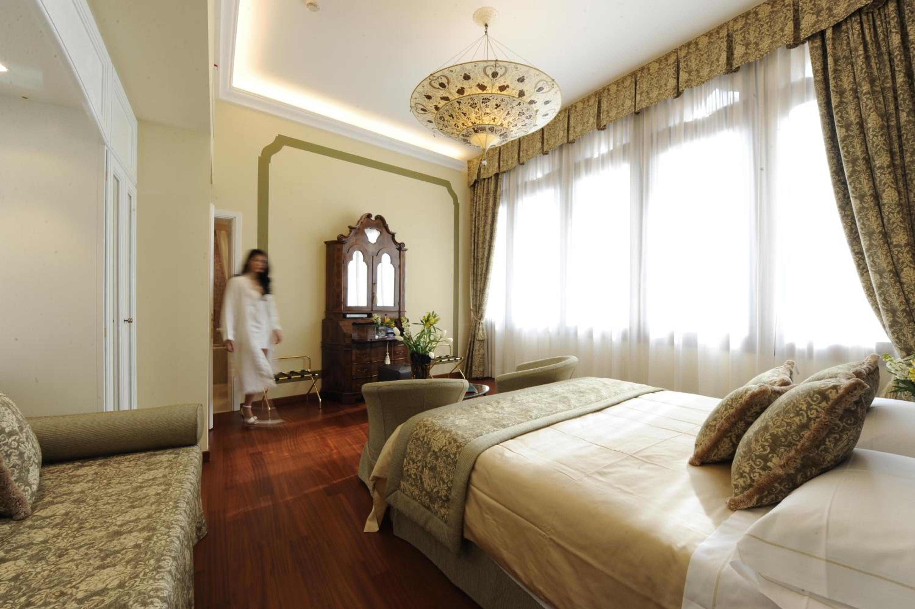 Deluxe Double Room thumbnail 6