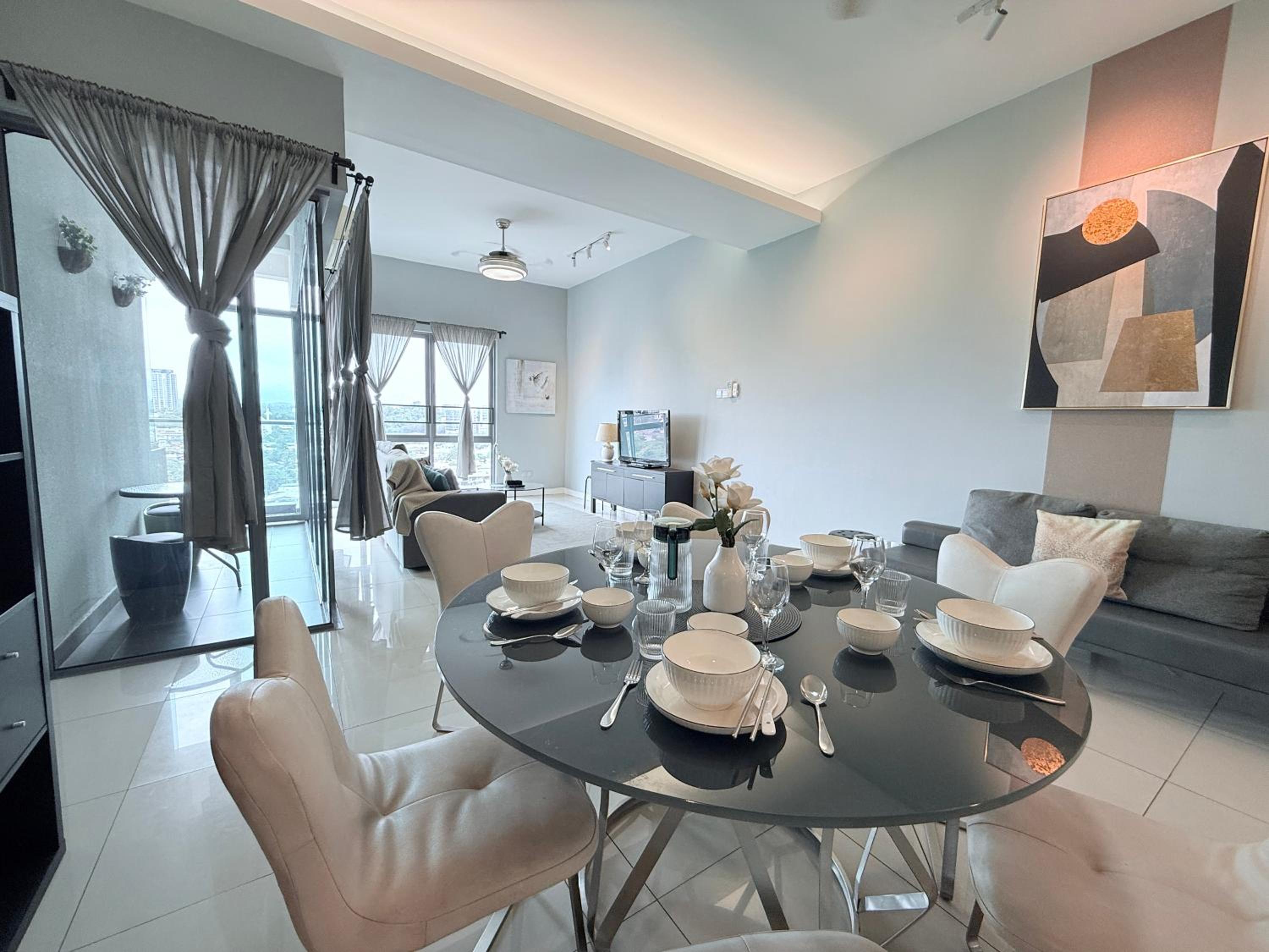 Two-Bedroom Apartment with City View photo 2