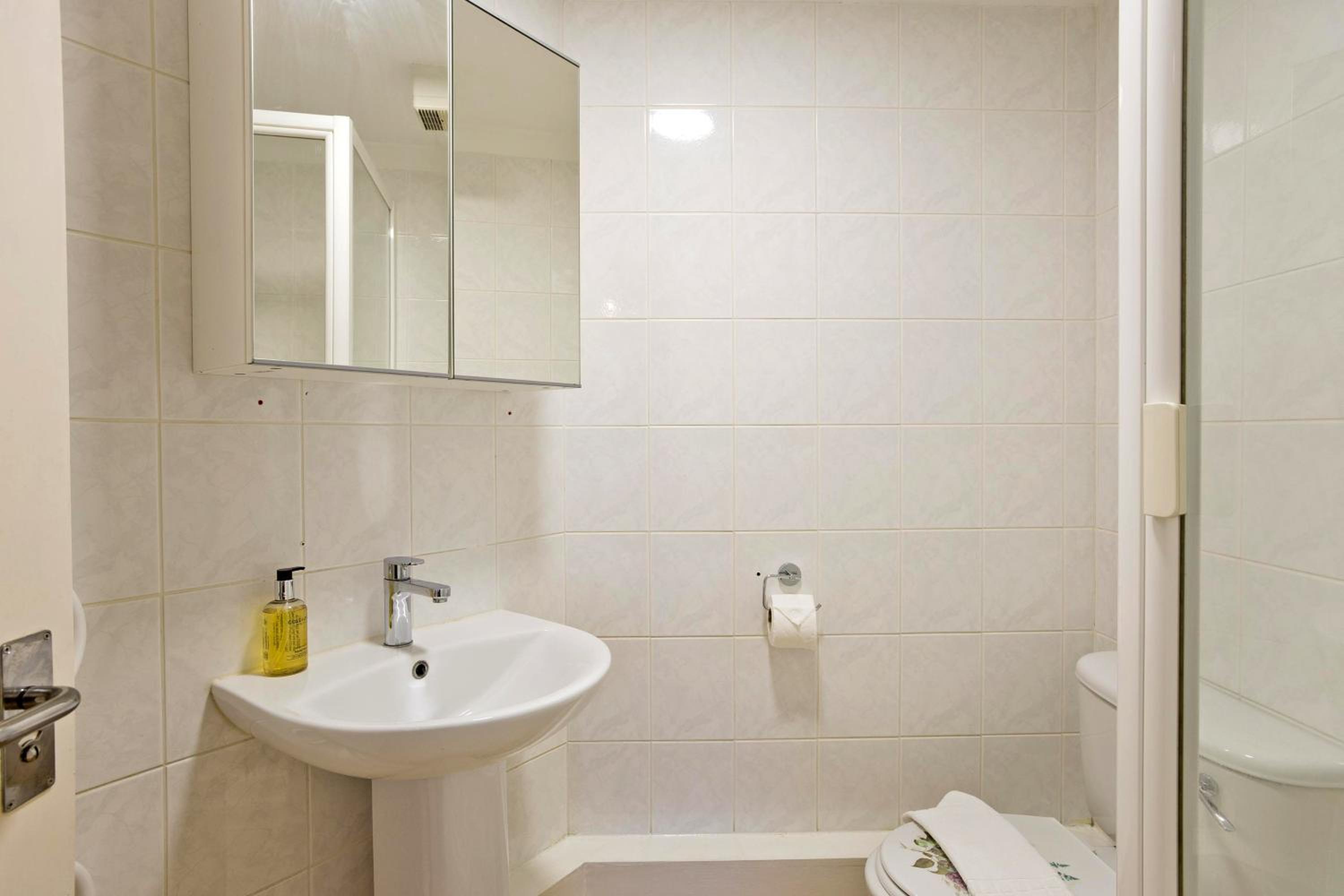 Two-Bedroom Apartment with Balcony photo 3