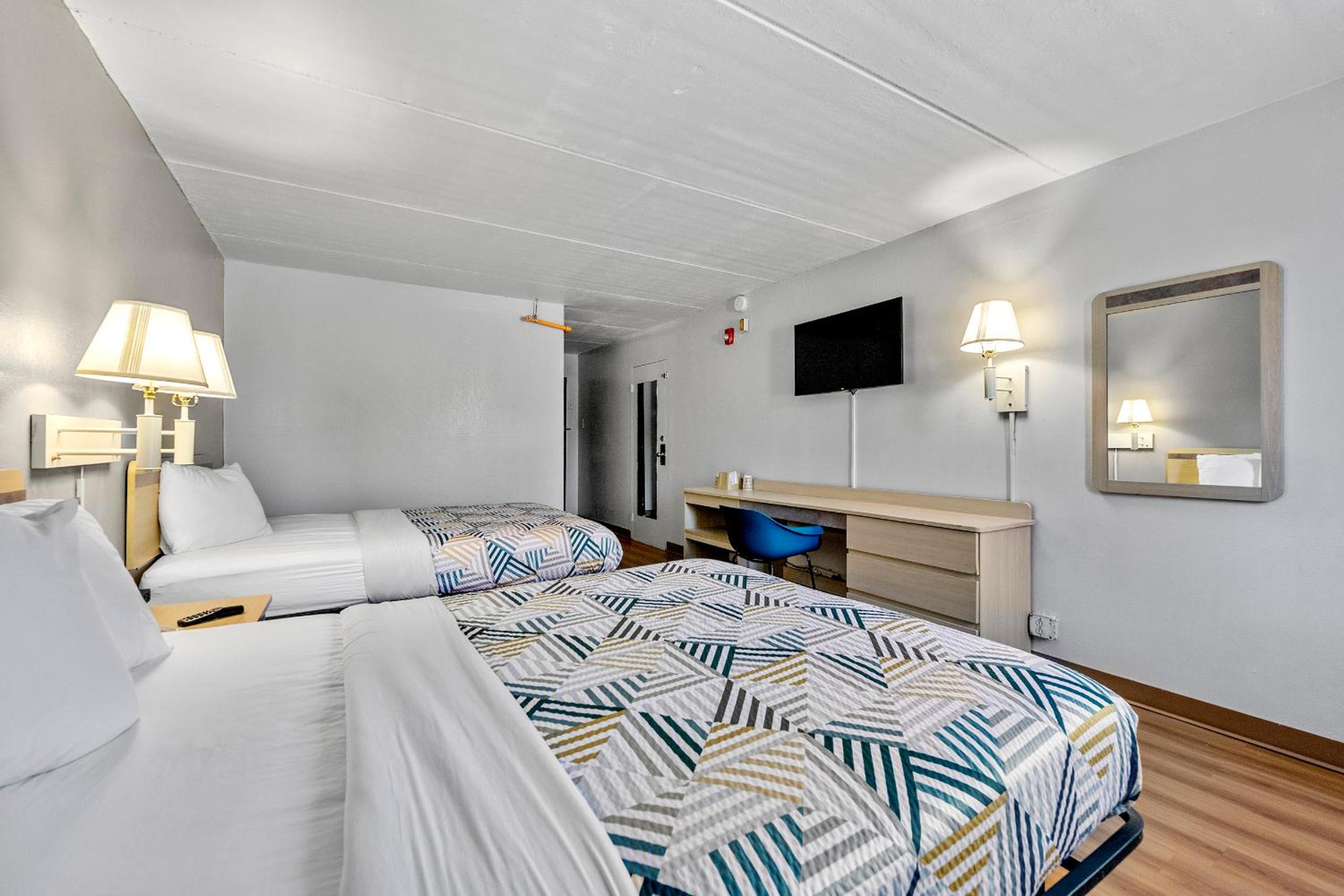 Queen Room with Two Queen Beds photo 2