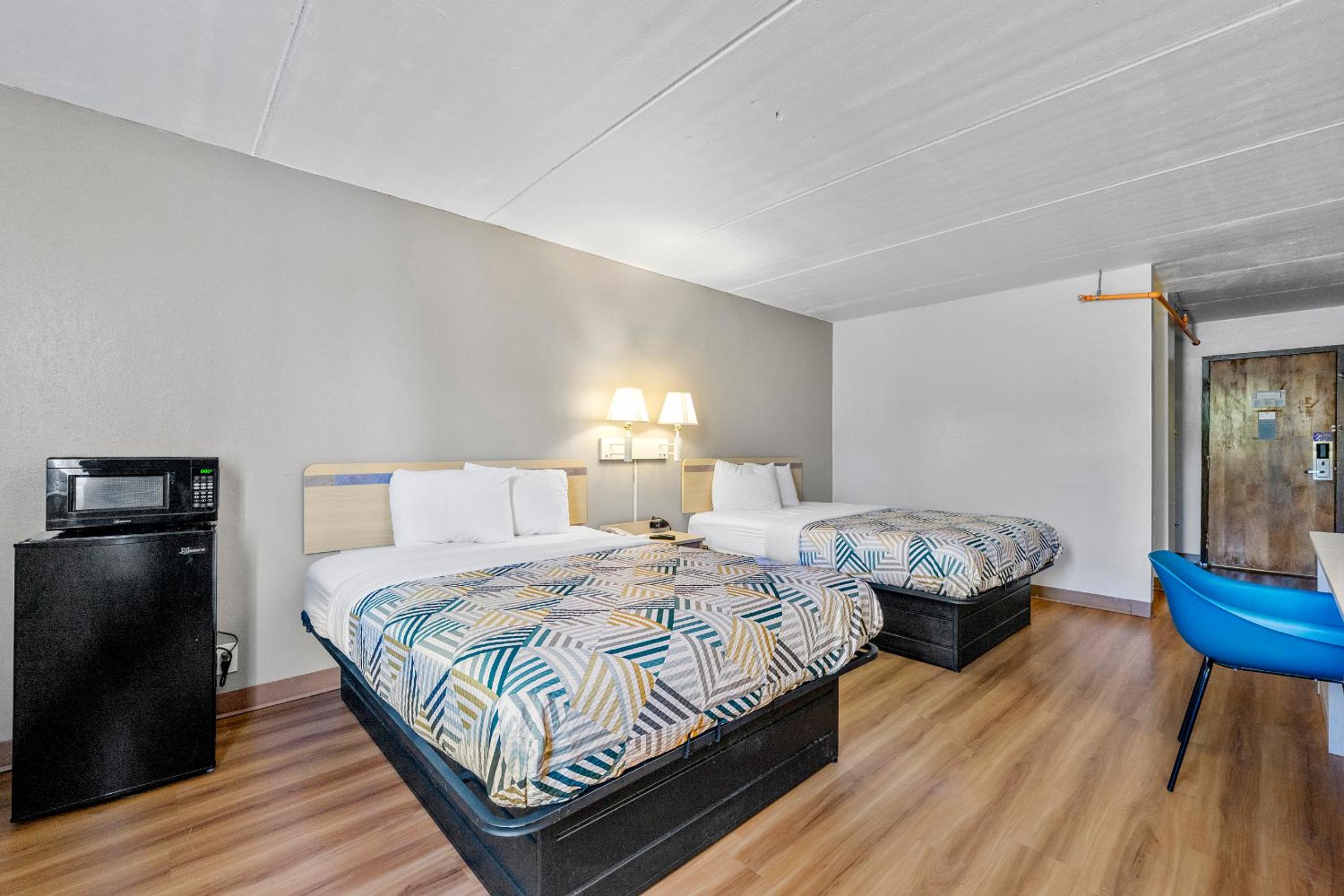 Queen Room with Two Queen Beds photo 3