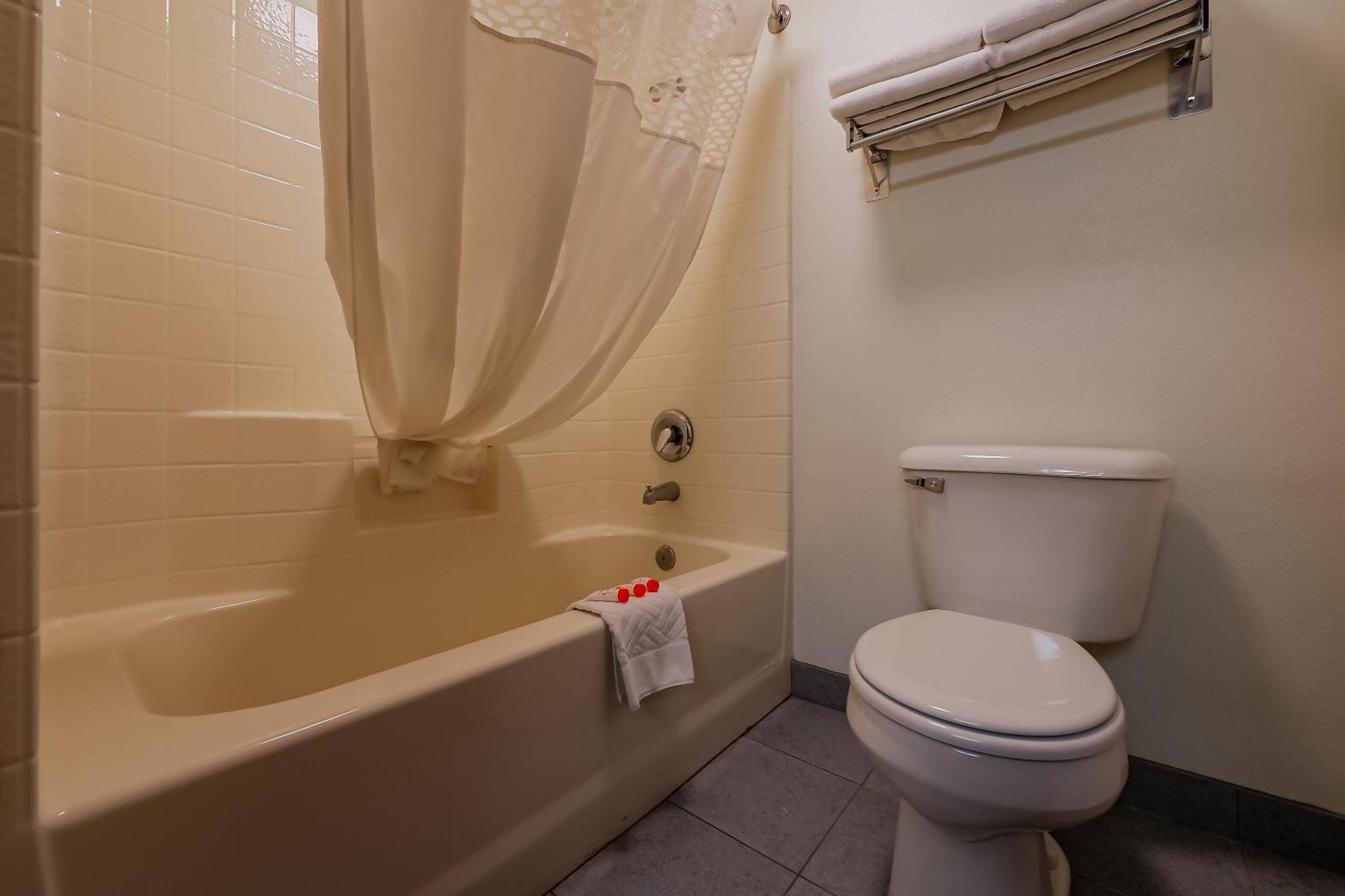 Double Queen Room with Balcony- Ocean View (Pet Friendly) - Photo 2
