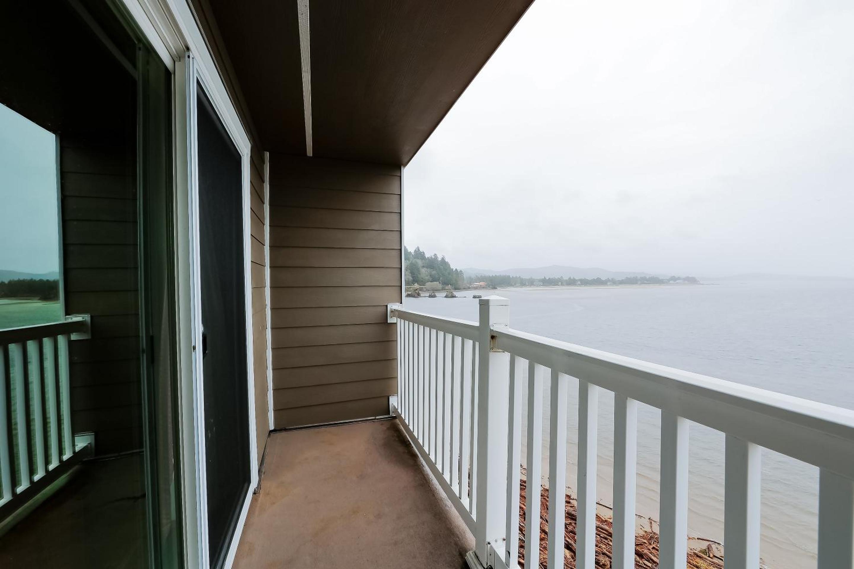 Double Queen Room with Balcony- Ocean View (Pet Friendly) - Photo 3
