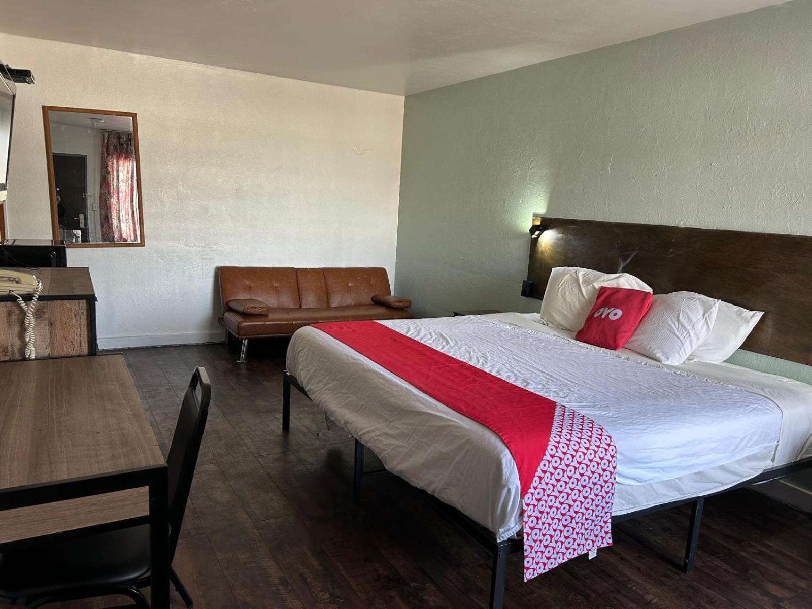 King Bed with Sofa Bed - Photo 5