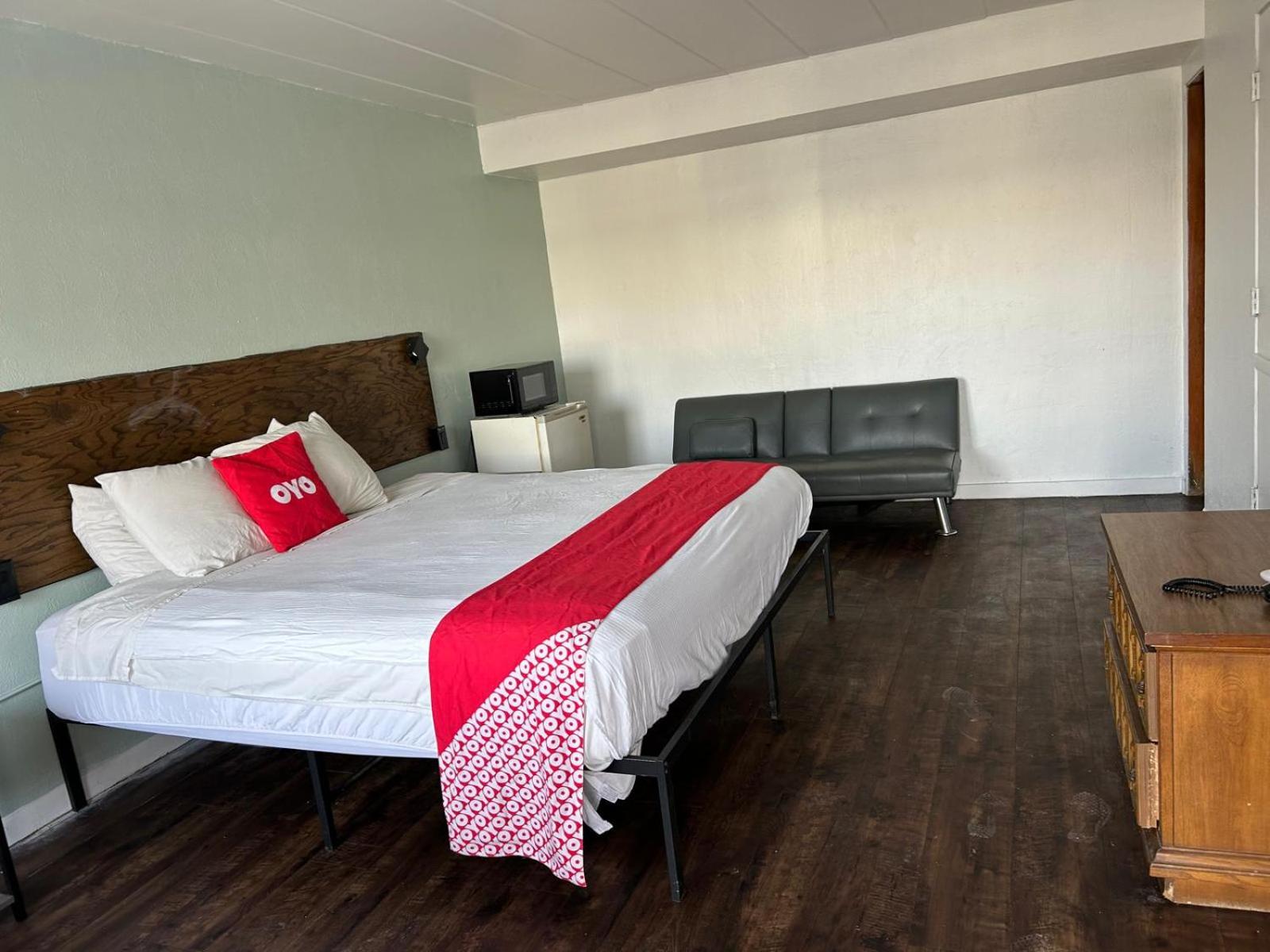 King Bed with Sofa Bed - Photo 7