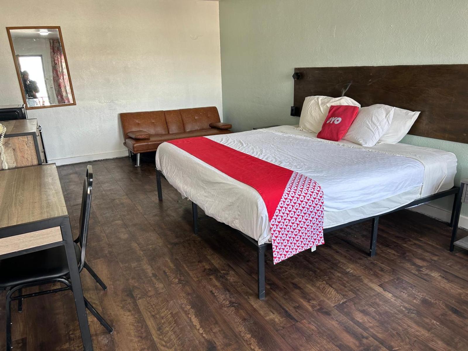 King Bed with Sofa Bed - Photo 9