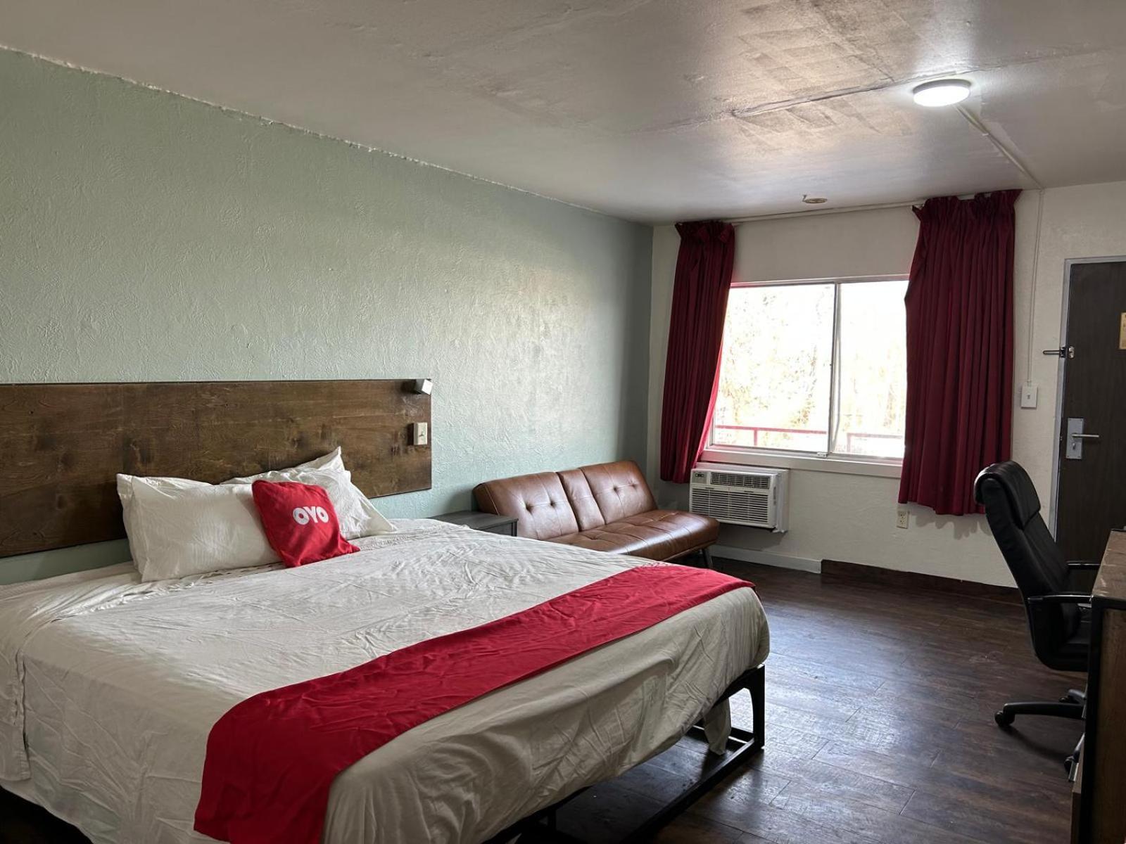 King Bed with Sofa Bed - Photo 4