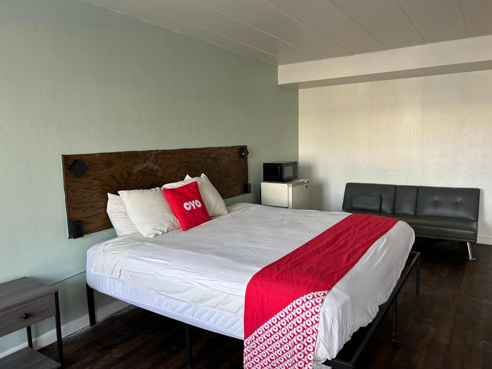 King Bed with Sofa Bed - Photo 8
