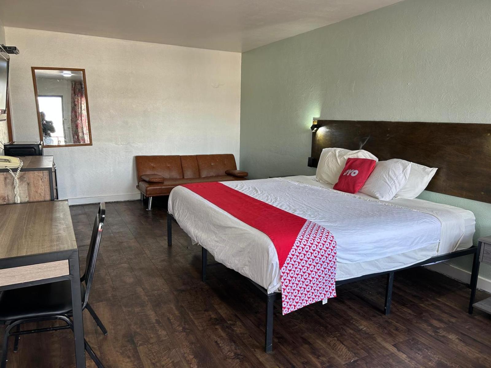 King Bed with Sofa Bed - Photo 3