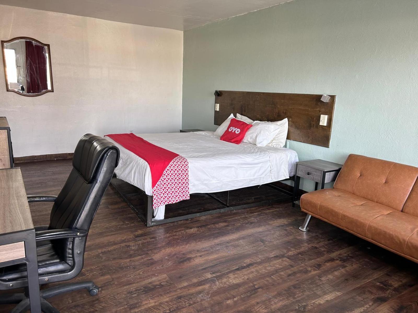 King Bed with Sofa Bed - Photo 2