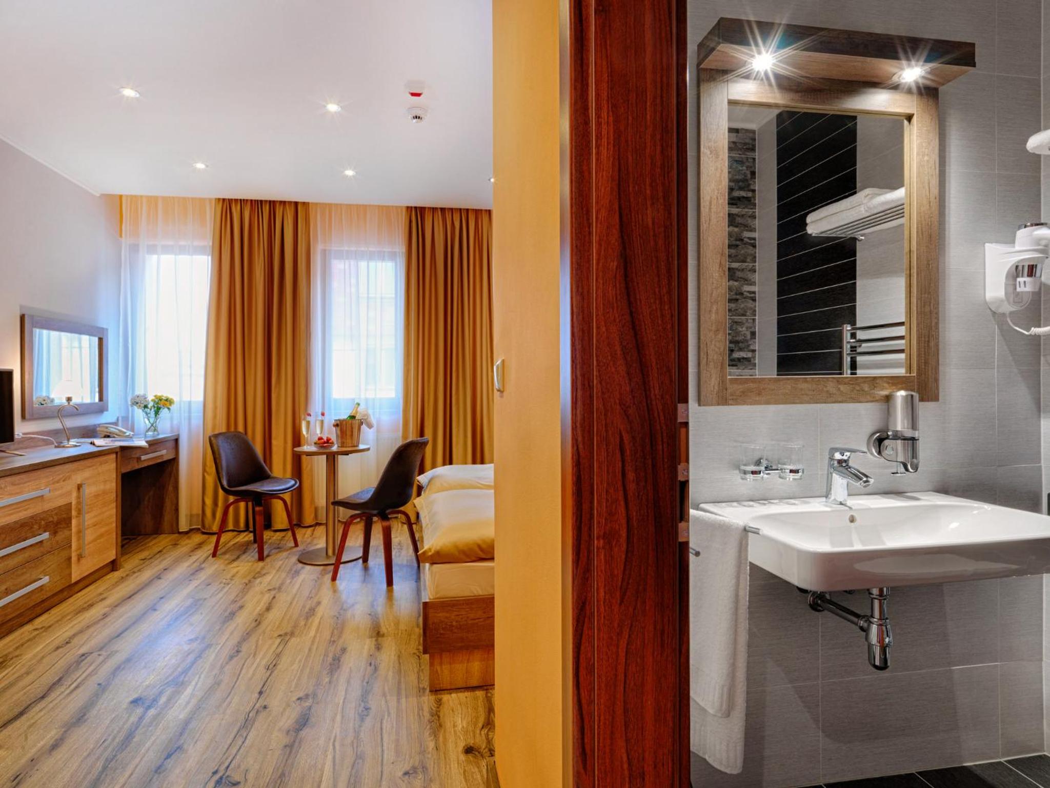 Standard Double or Twin Room - Photo 17