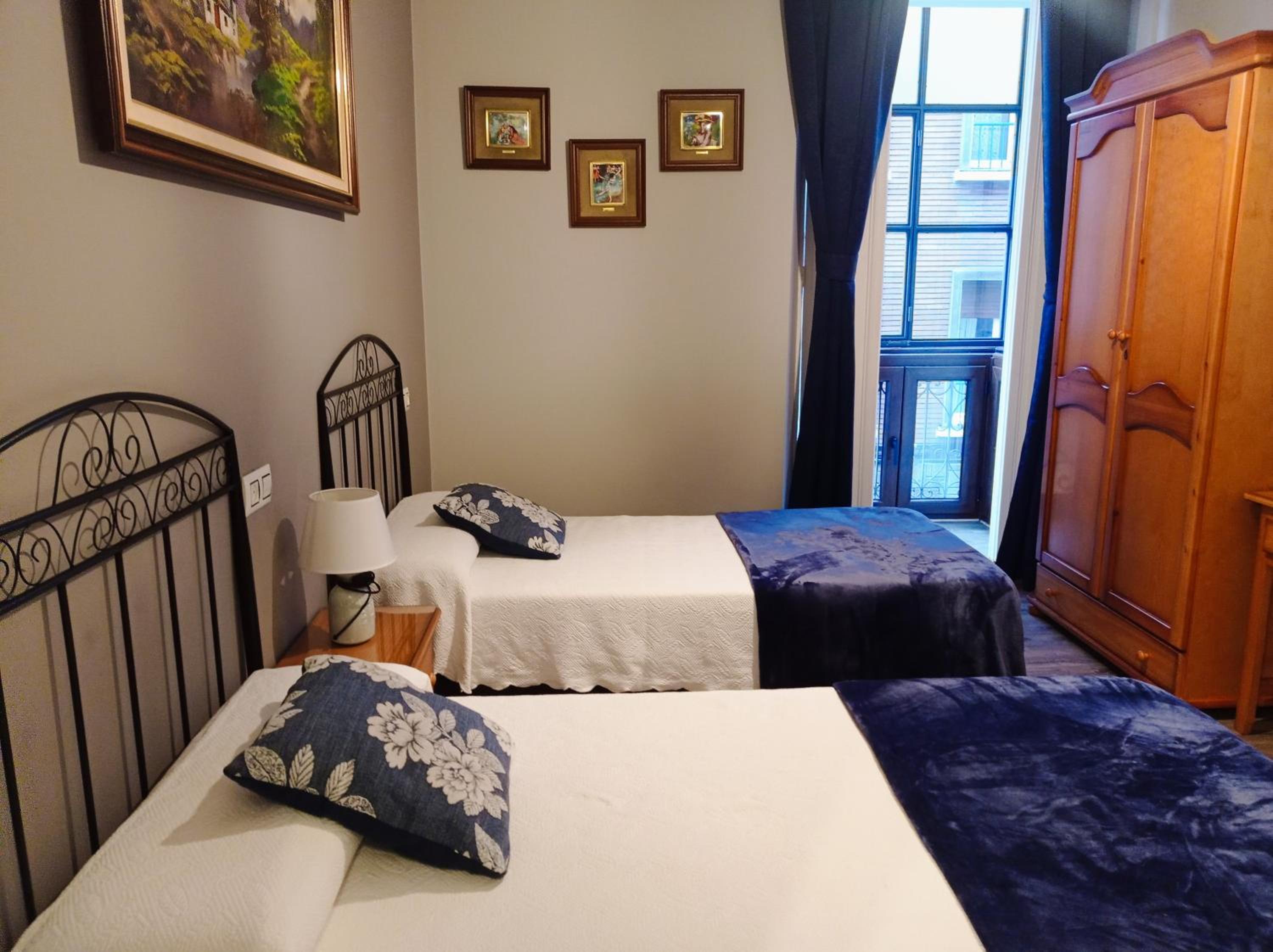 Twin Room with Private Bathroom - Photo 1