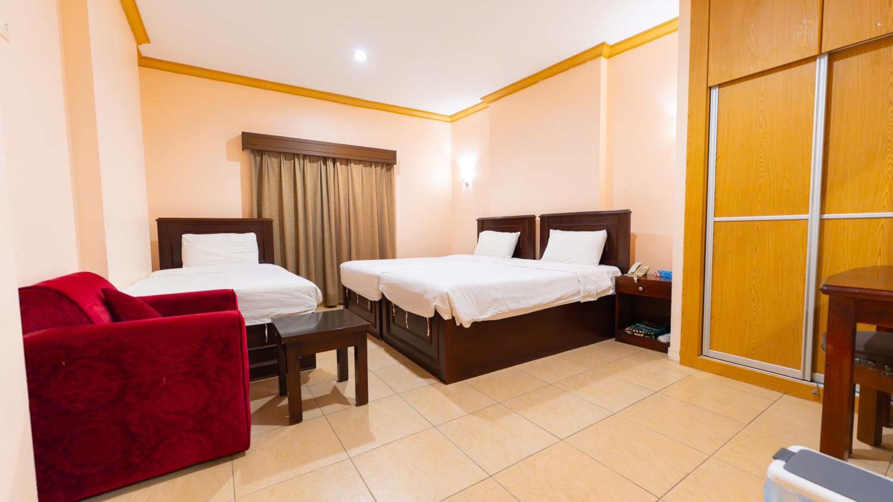 Deluxe Family Suite - Photo 2