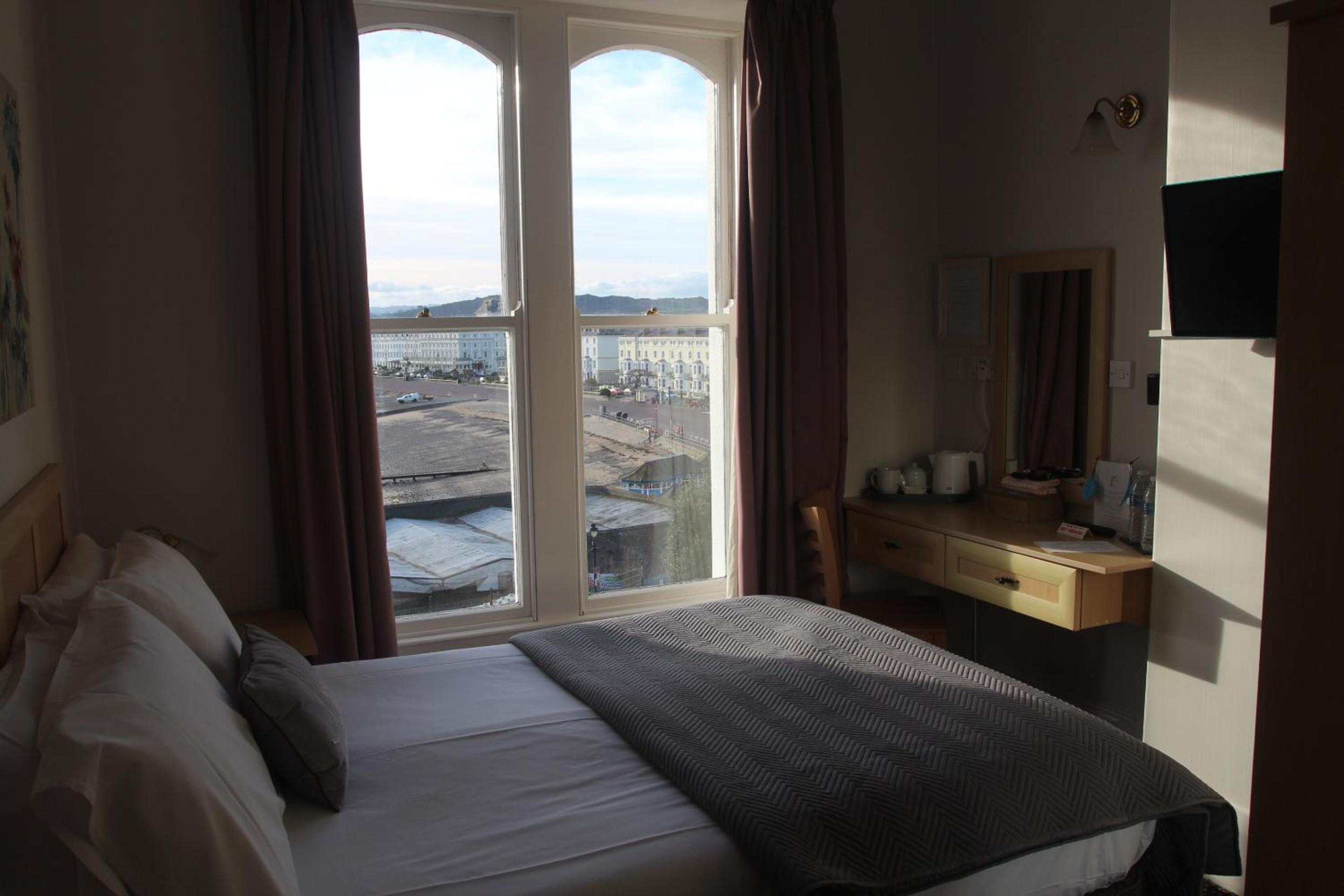 Deluxe Double Room with Shower photo 3