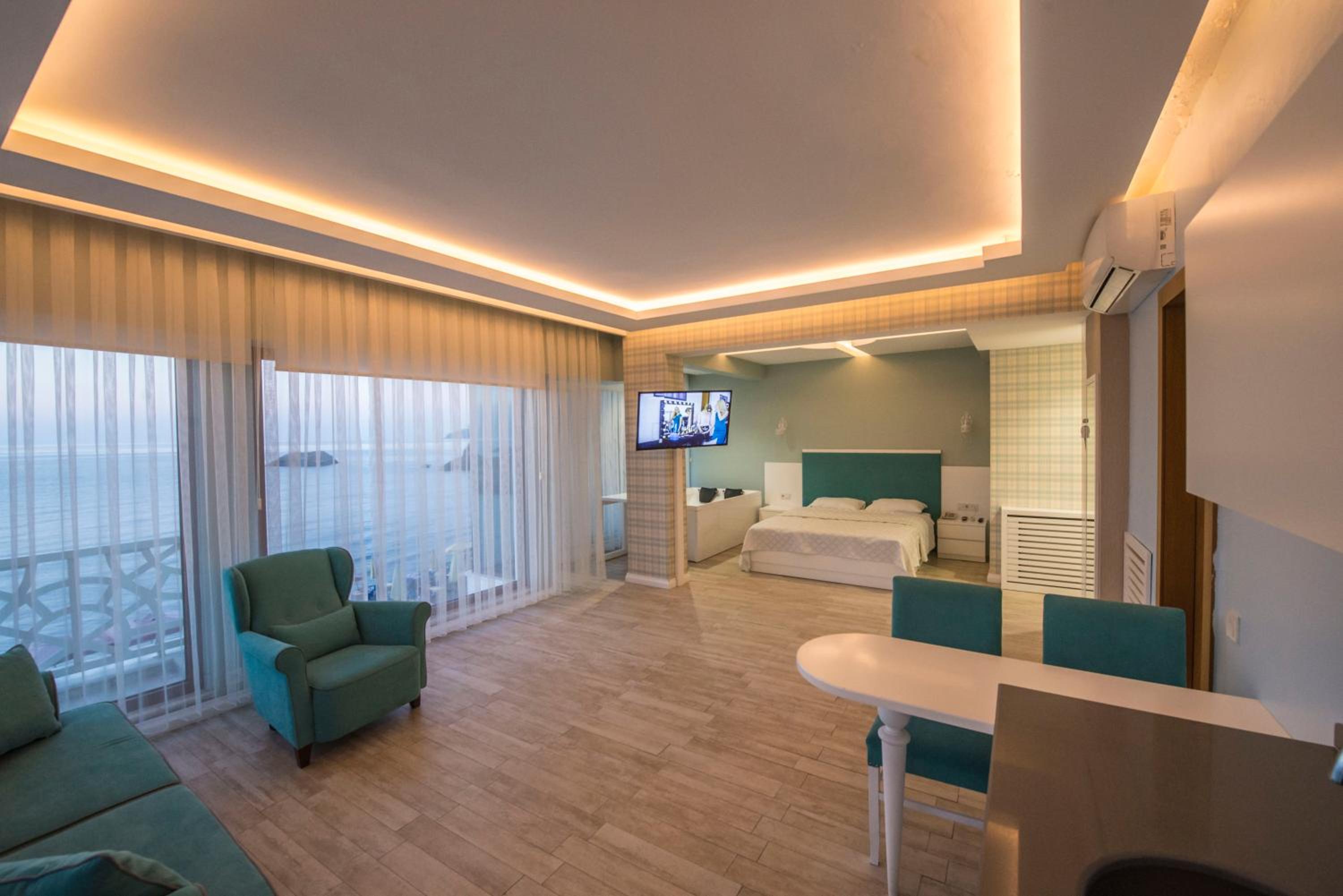 Deluxe Suite with Sea View