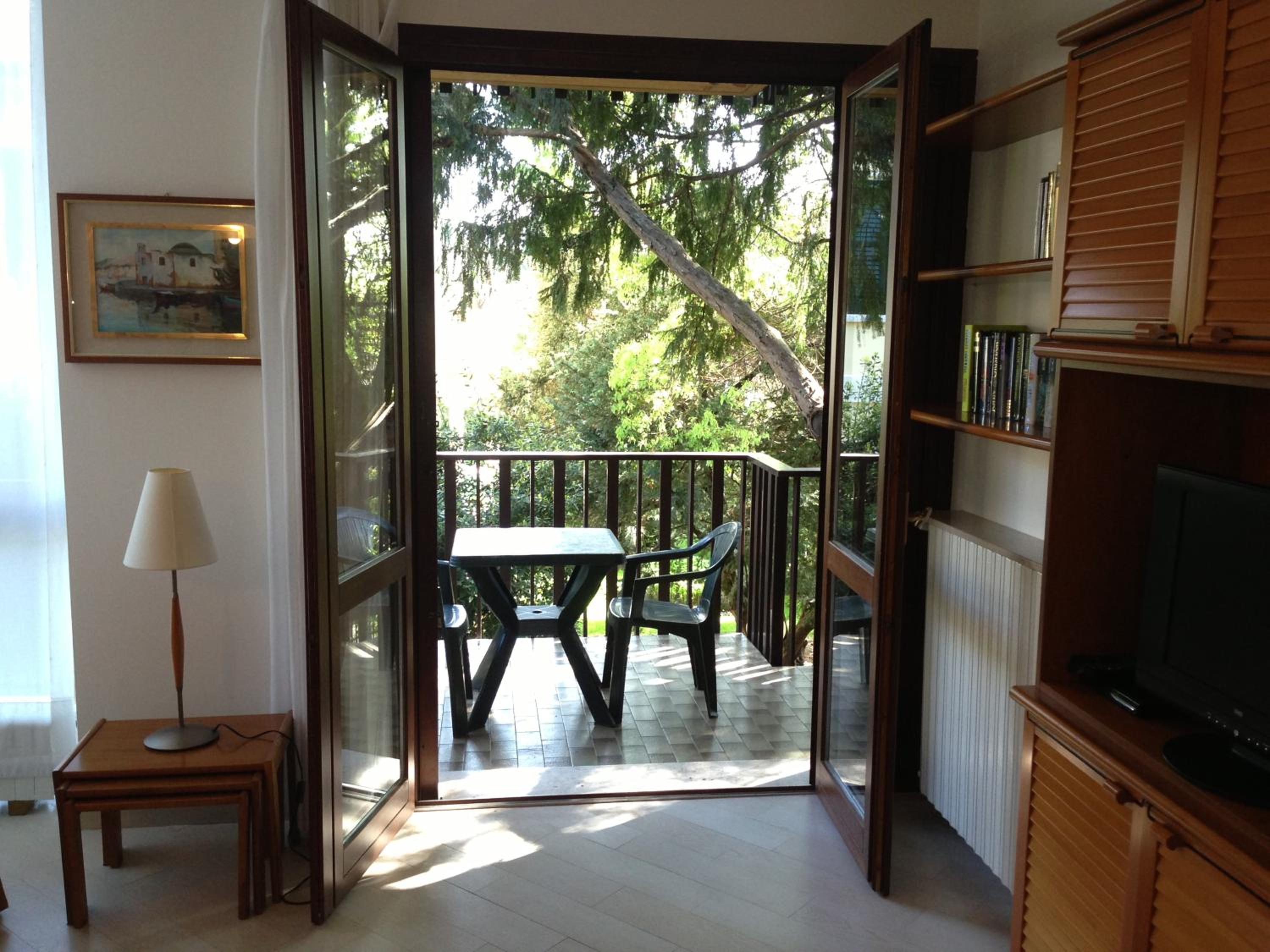 One-Bedroom Apartment with Balcony and Partial Lake View photo 3