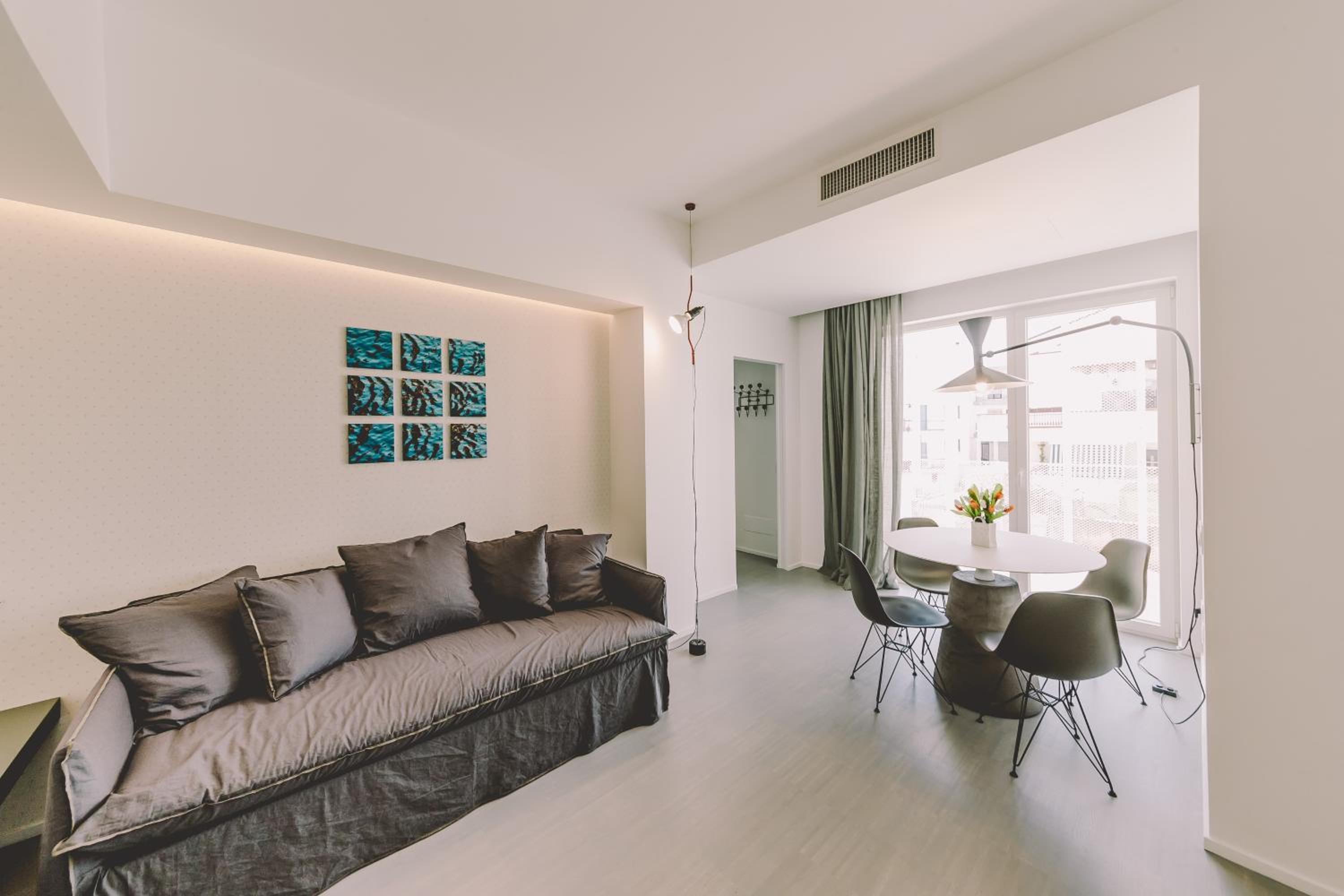 One-Bedroom Suite with Balcony - Photo 3