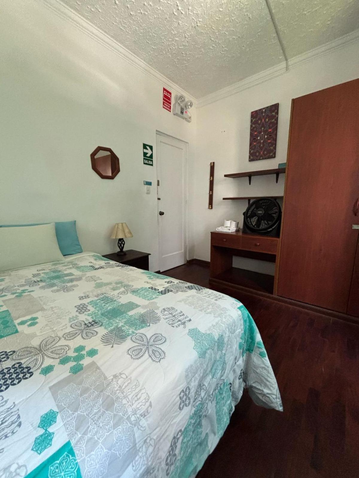 Double Room with Shared Bathroom photo 2