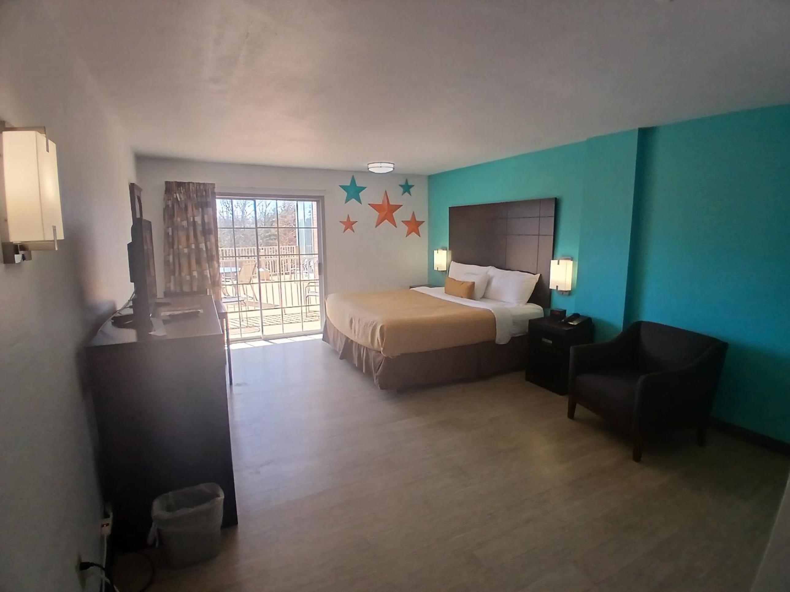 Superior King Room with Patio and Interior Hall - Non-Smoking - Photo 5