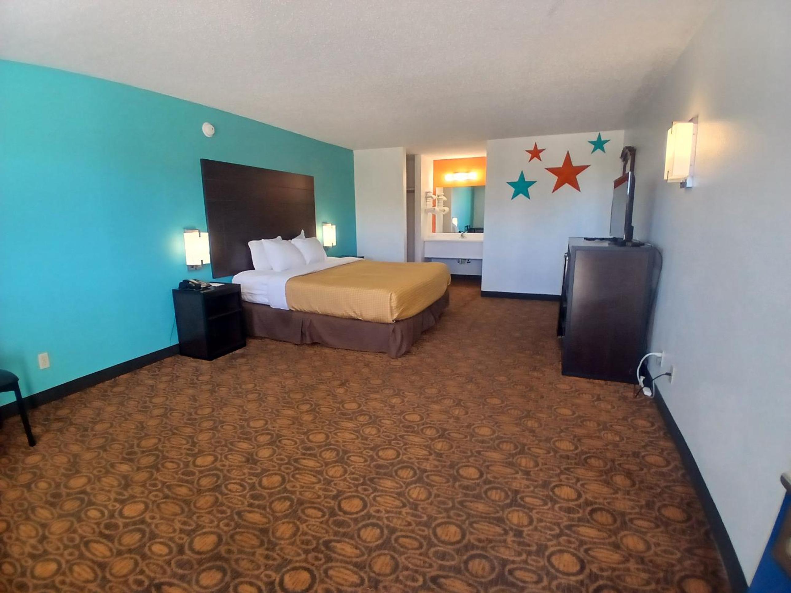 King Room - Non-Smoking - Photo 4