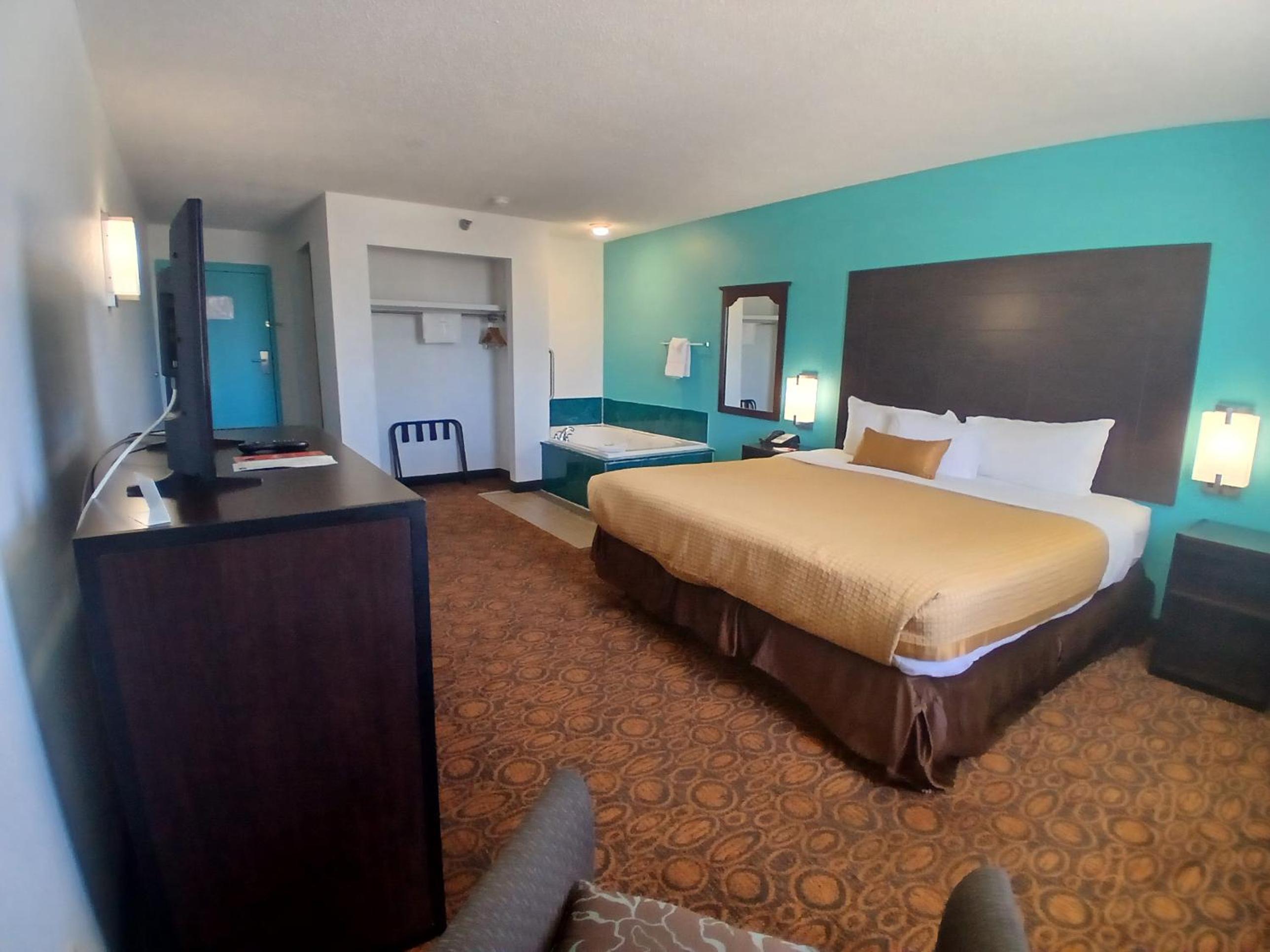 King Room with Jetted Tub and Exterior Hall - Non-Smoking - Photo 4
