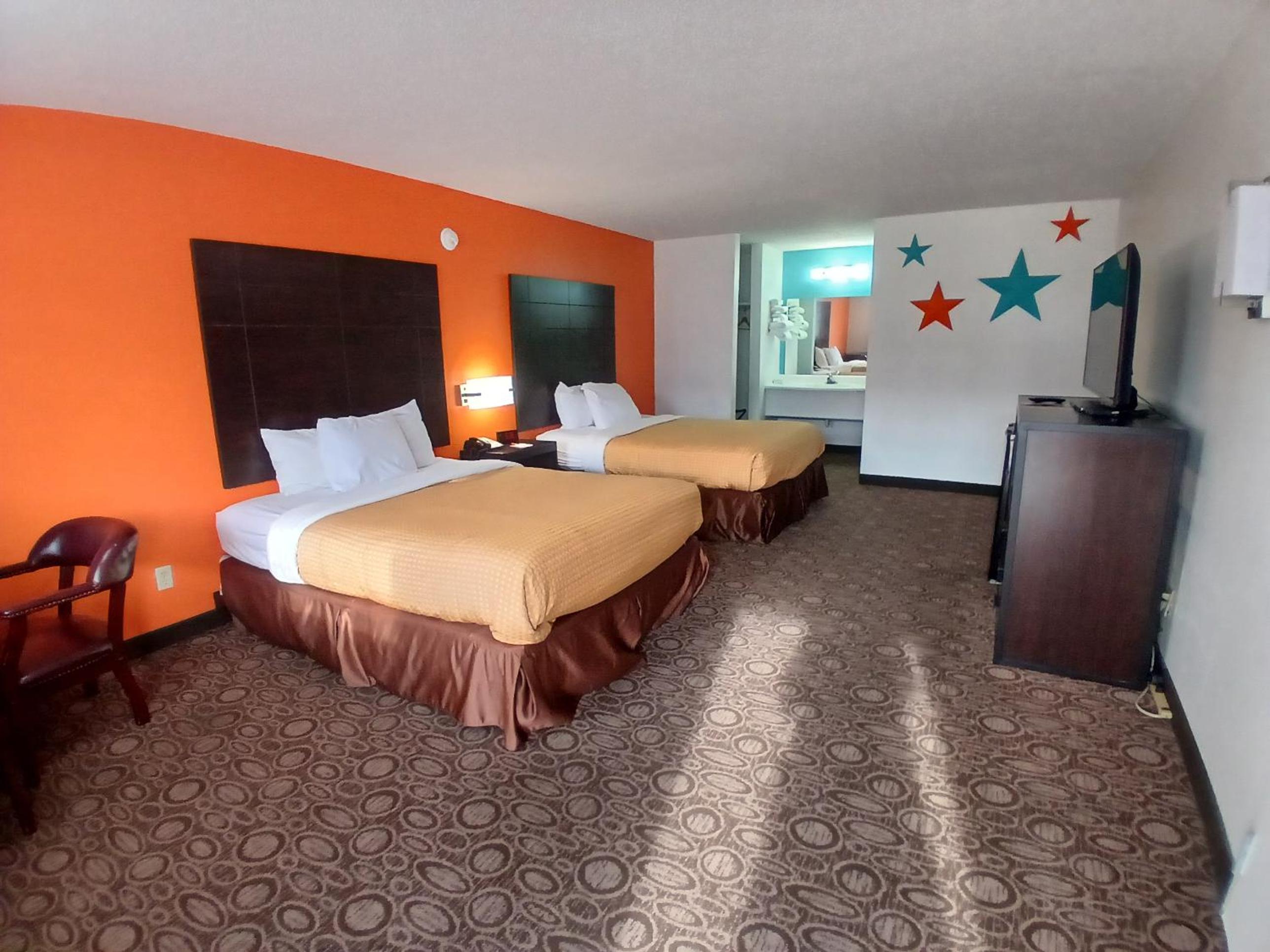 Queen Room with Two Queen Beds - Non-Smoking - Photo 3