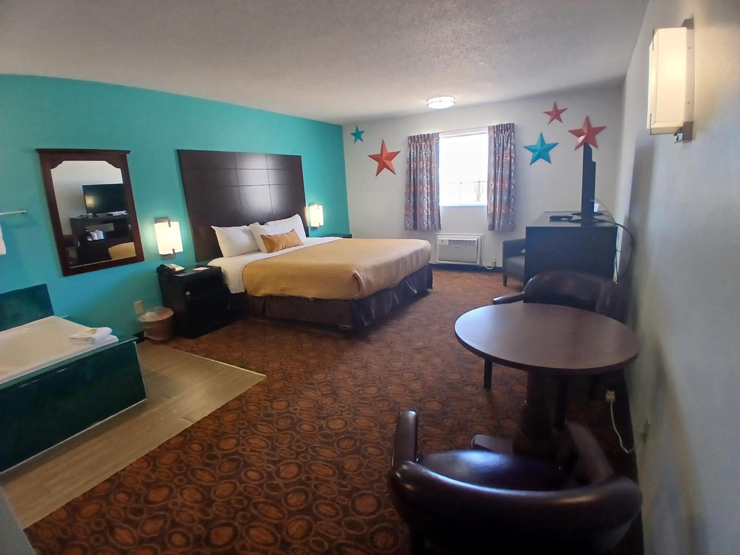 King Room with Jetted Tub and Exterior Hall - Non-Smoking - Photo 5